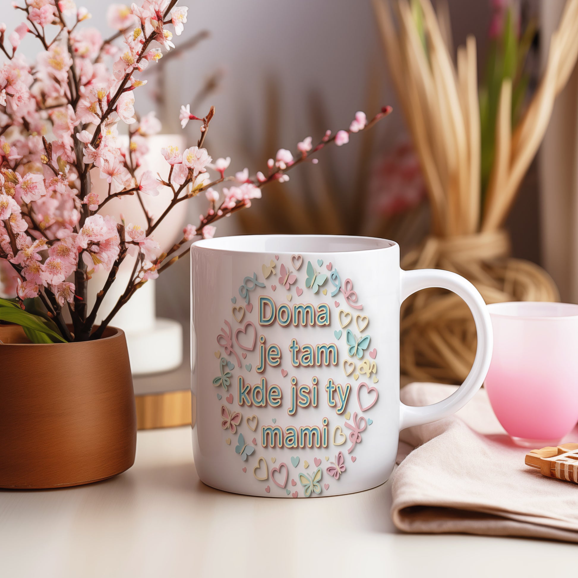 Hrnek Doma je tam kde jsi ty mami – pasteloví motýlci a srdíčka na bílém pozadí – varianta 55