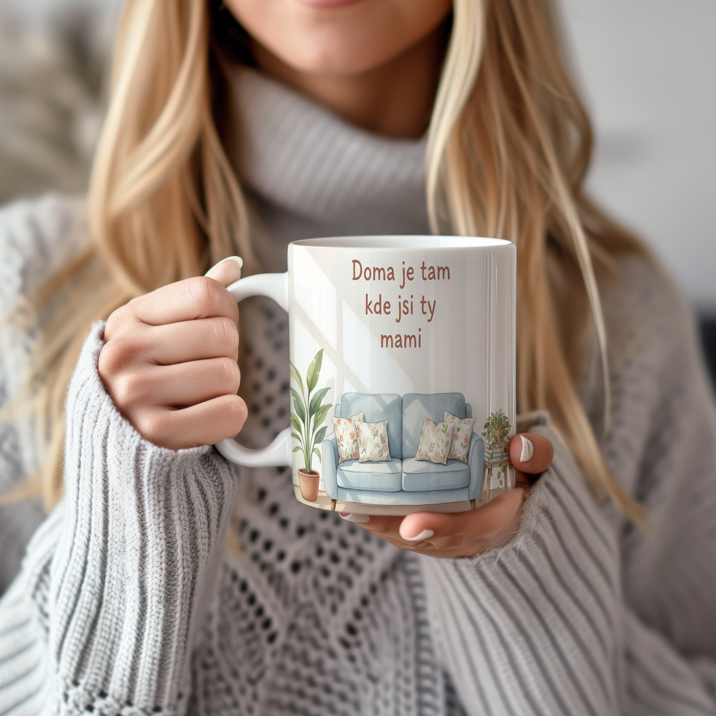 Hrnek Doma je tam kde jsi ty mami – akvarelová pohovka s květinovými polštáři – varianta 22