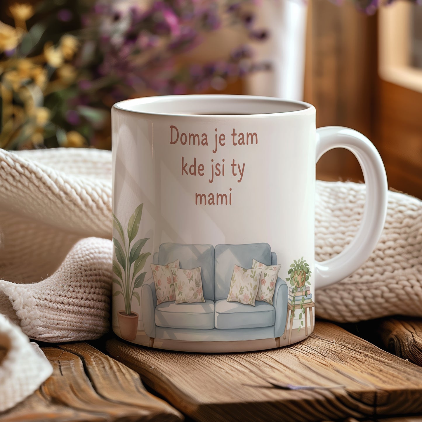 Hrnek Doma je tam kde jsi ty mami – akvarelová pohovka s květinovými polštáři – varianta 44