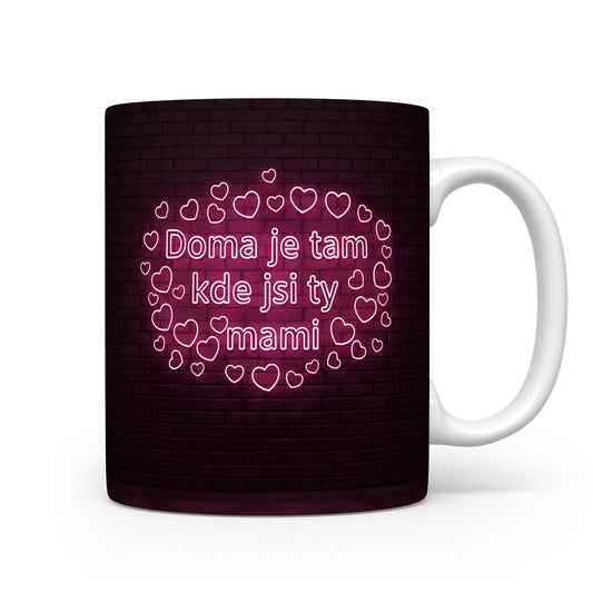 Hrnek Doma je tam kde jsi ty mami – neonová srdíčka na cihlovém pozadí – varianta 11
