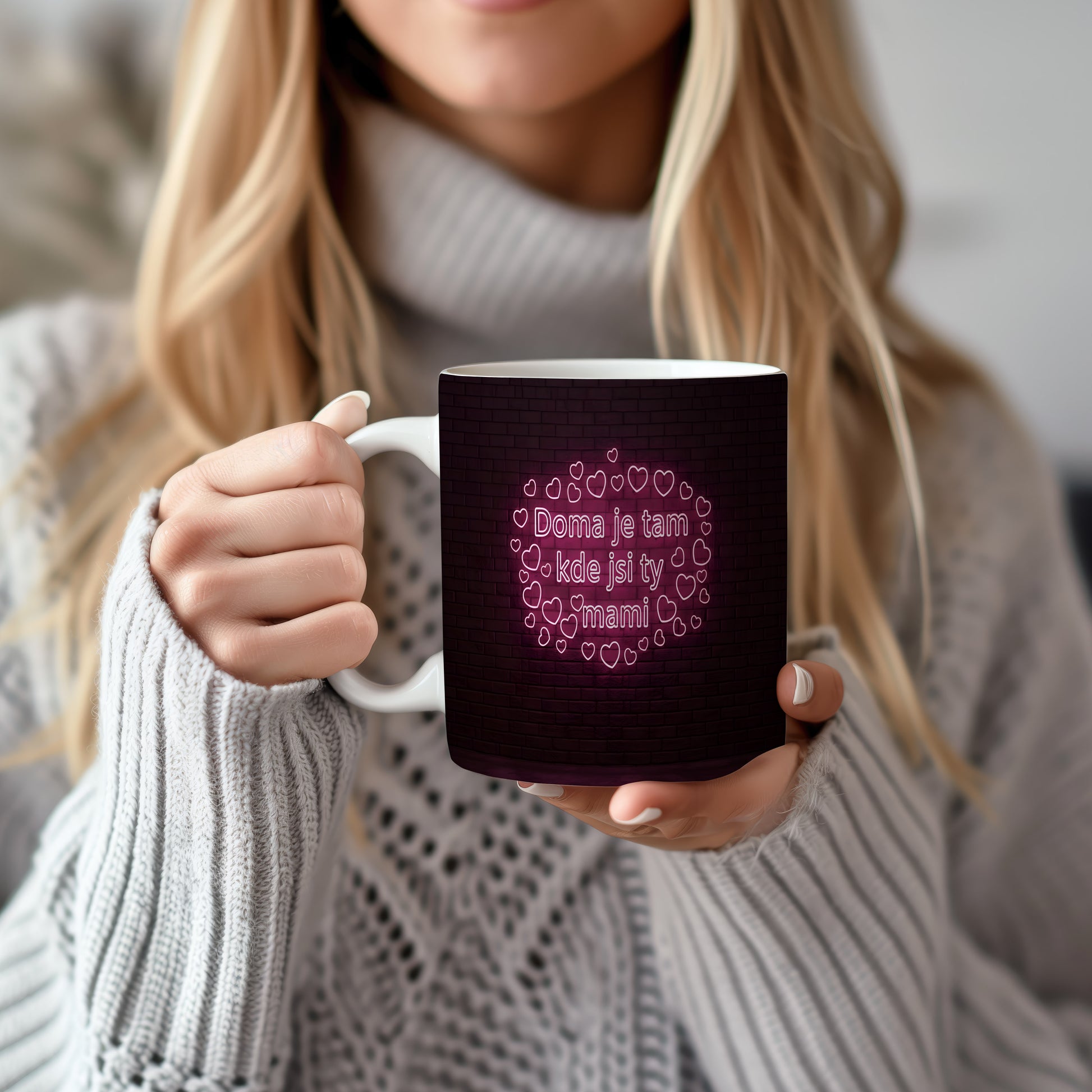 Hrnek Doma je tam kde jsi ty mami – neonová srdíčka na cihlovém pozadí – varianta 22