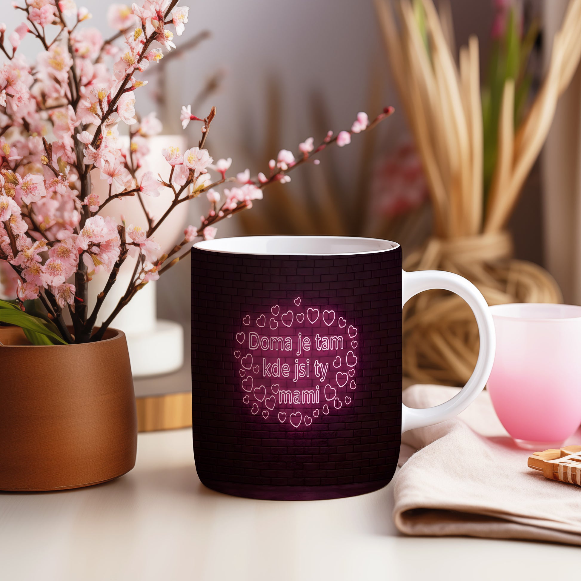 Hrnek Doma je tam kde jsi ty mami – neonová srdíčka na cihlovém pozadí – varianta 55