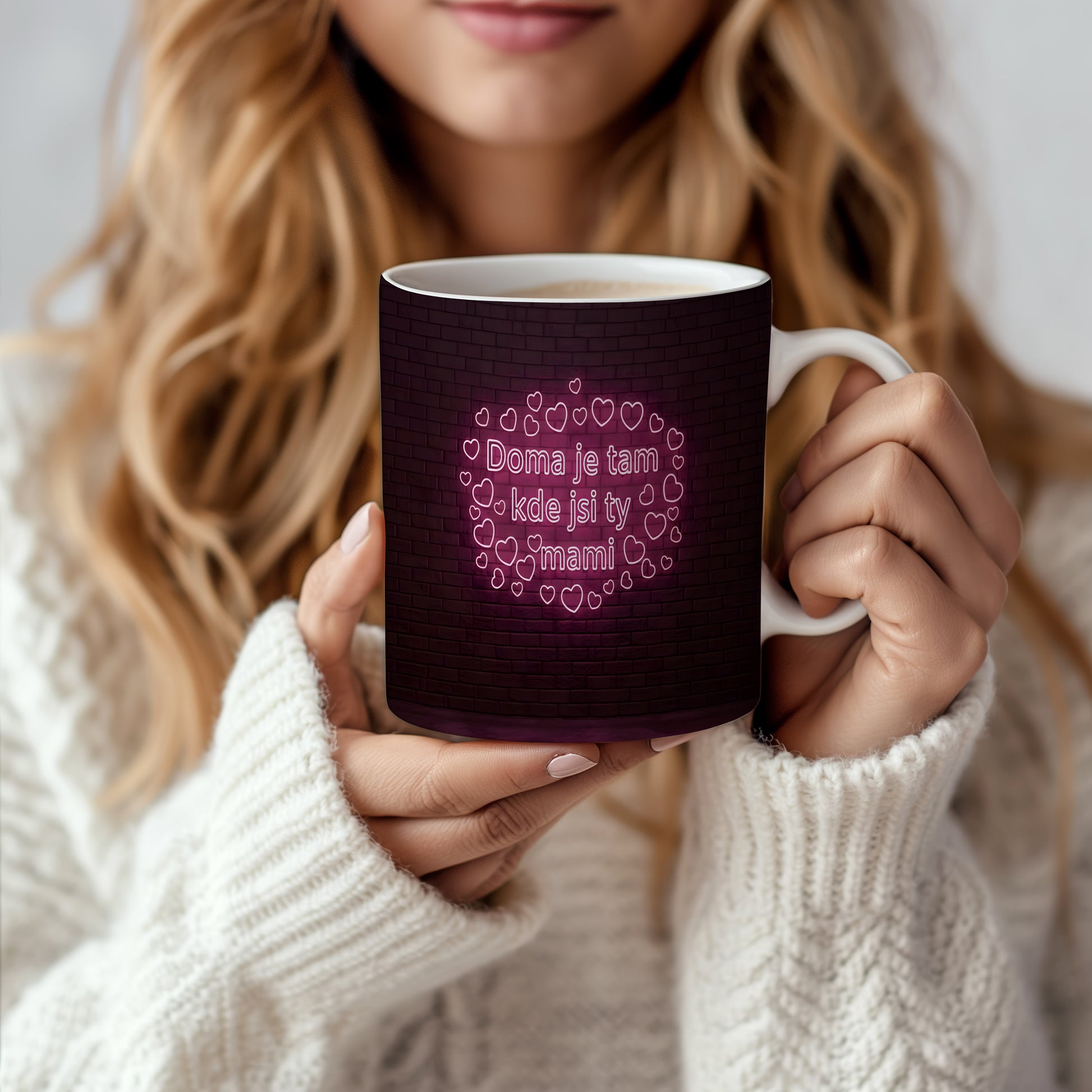 Hrnek Doma je tam kde jsi ty mami – neonová srdíčka na cihlovém pozadí – varianta 66