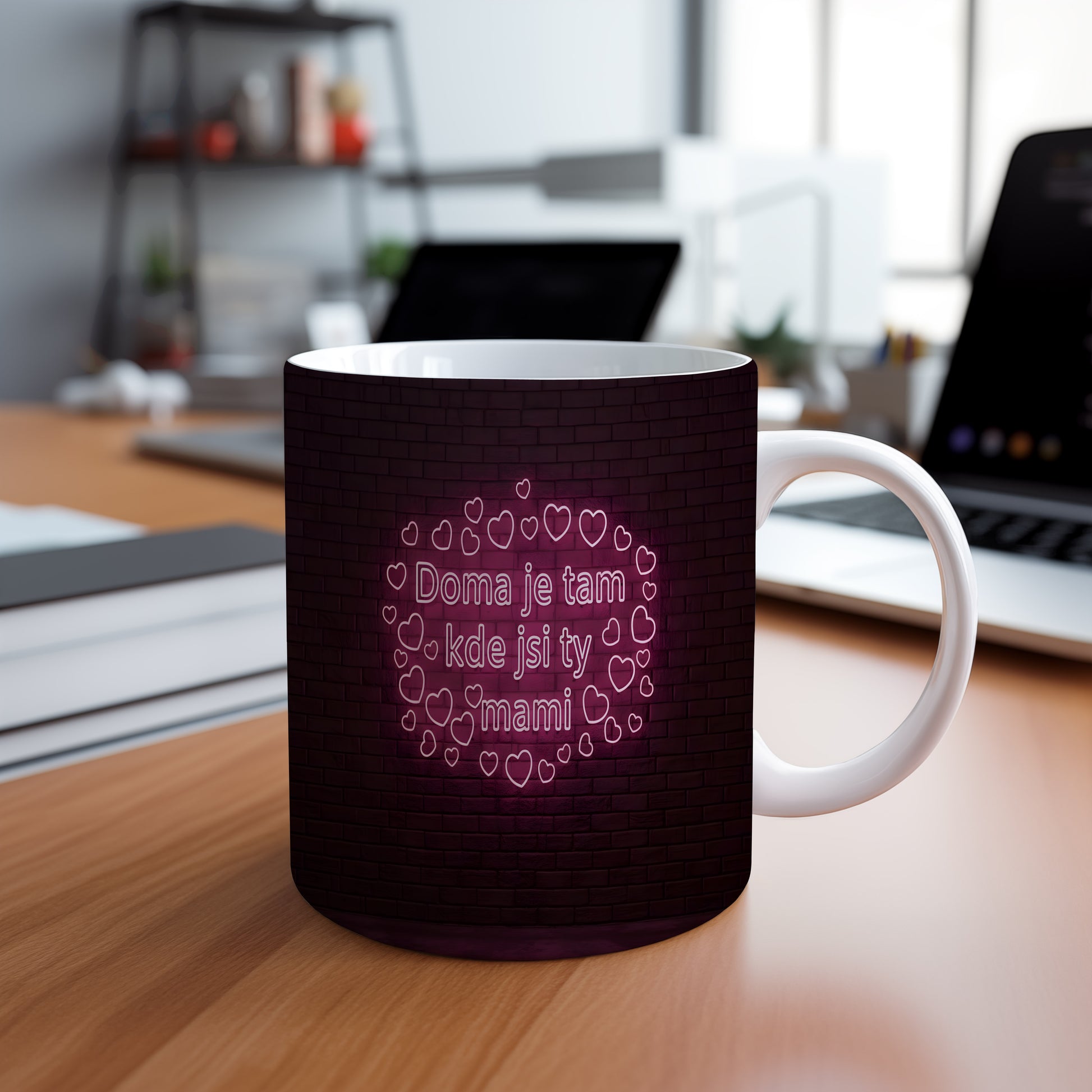 Hrnek Doma je tam kde jsi ty mami – neonová srdíčka na cihlovém pozadí – varianta 88