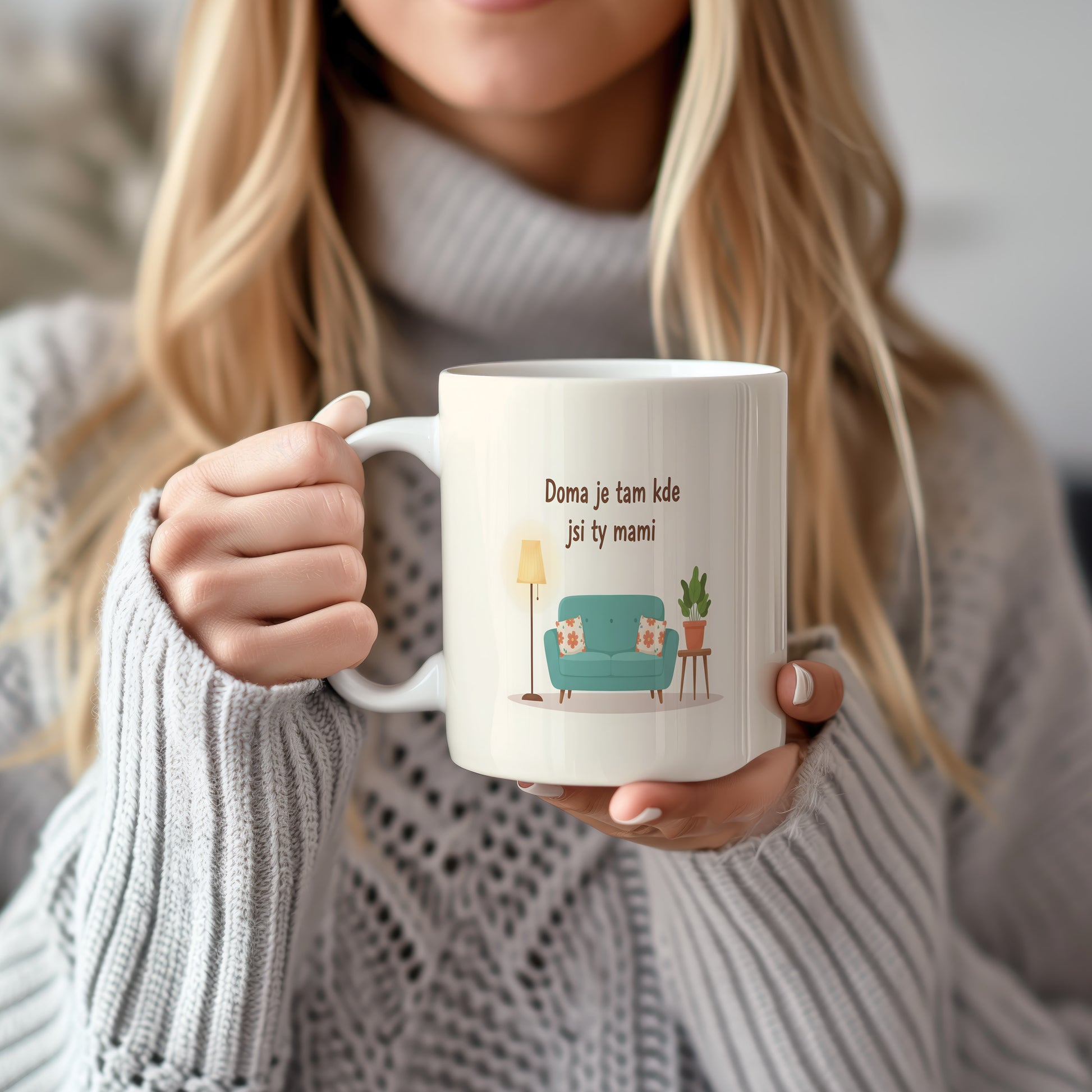 Hrnek Doma je tam kde jsi ty mami – útulná pohovka s květinovými polštáři – varianta 22