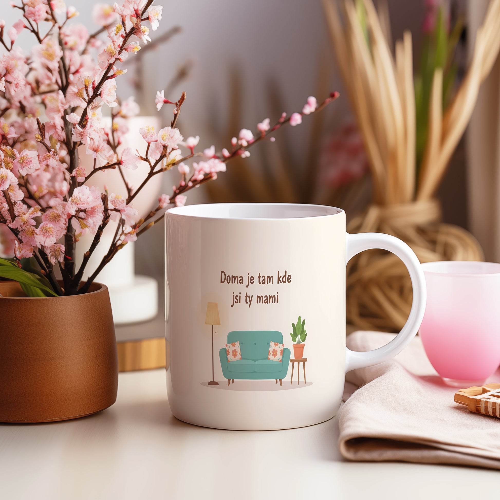 Hrnek Doma je tam kde jsi ty mami – útulná pohovka s květinovými polštáři – varianta 55