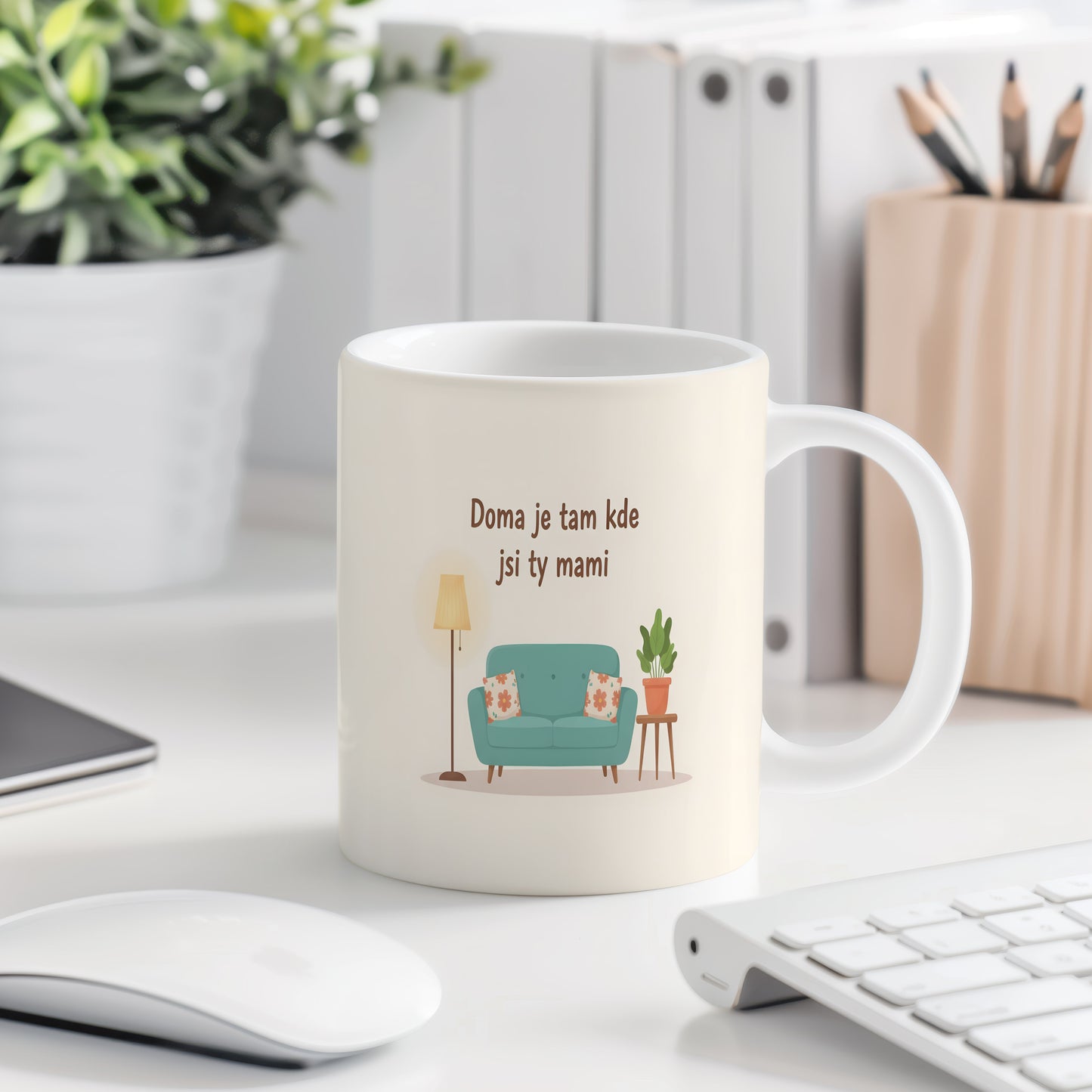 Hrnek Doma je tam kde jsi ty mami – útulná pohovka s květinovými polštáři – varianta 77