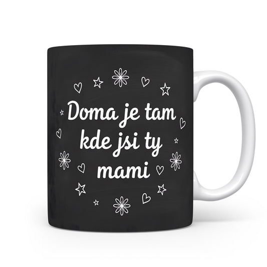 Hrnek Doma je tam kde jsi ty mami – moderní květinový motiv na tabulovém pozadí – varianta 11