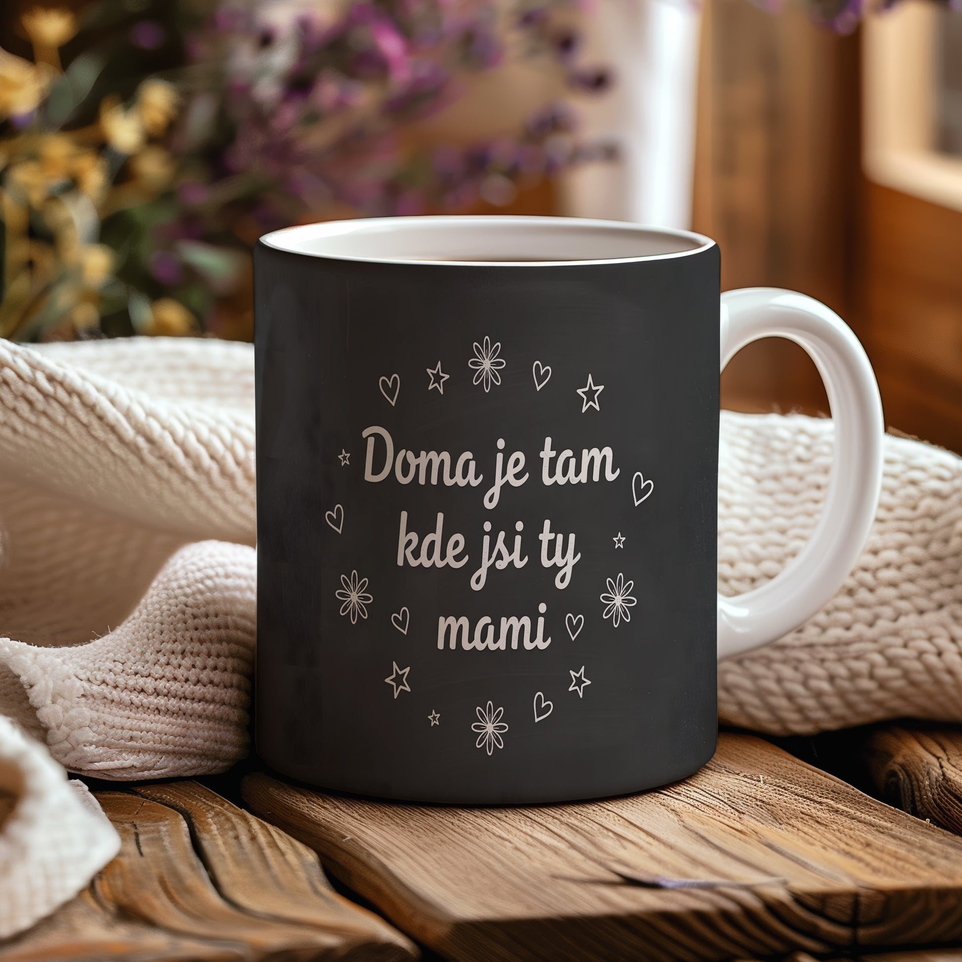 Hrnek Doma je tam kde jsi ty mami – moderní květinový motiv na tabulovém pozadí – varianta 44