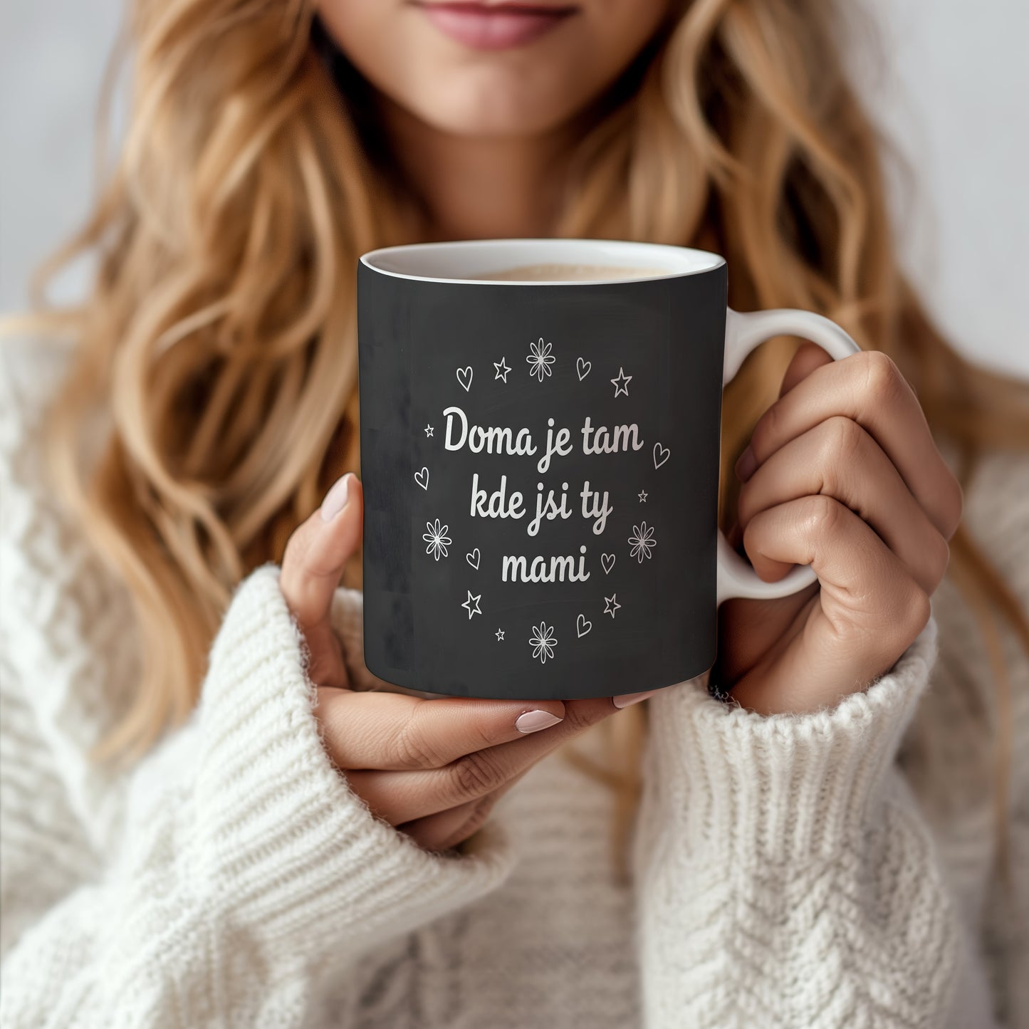 Hrnek Doma je tam kde jsi ty mami – moderní květinový motiv na tabulovém pozadí – varianta 66