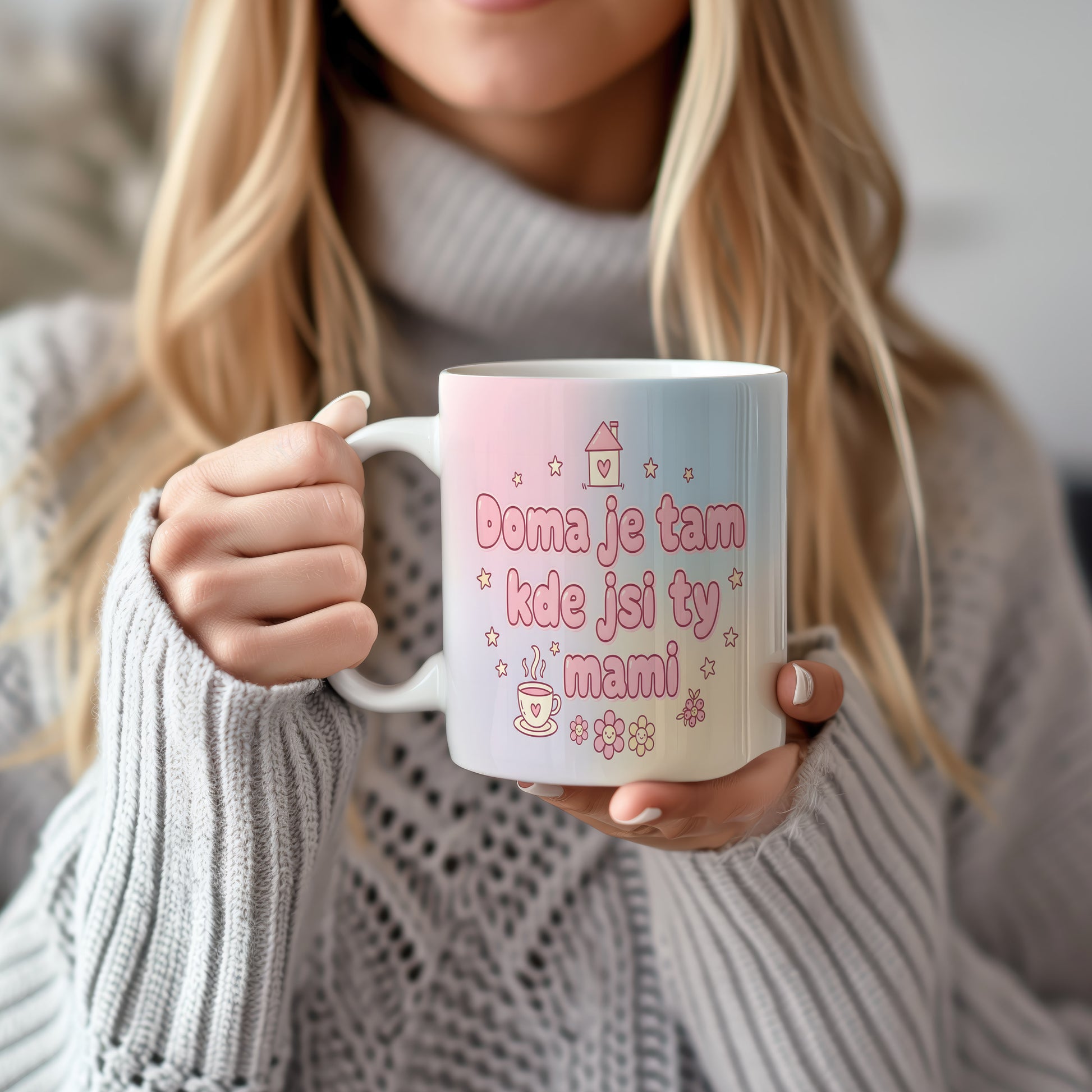 Hrnek Doma je tam kde jsi ty mami – pastelový ráj s veselými motivy – varianta 22