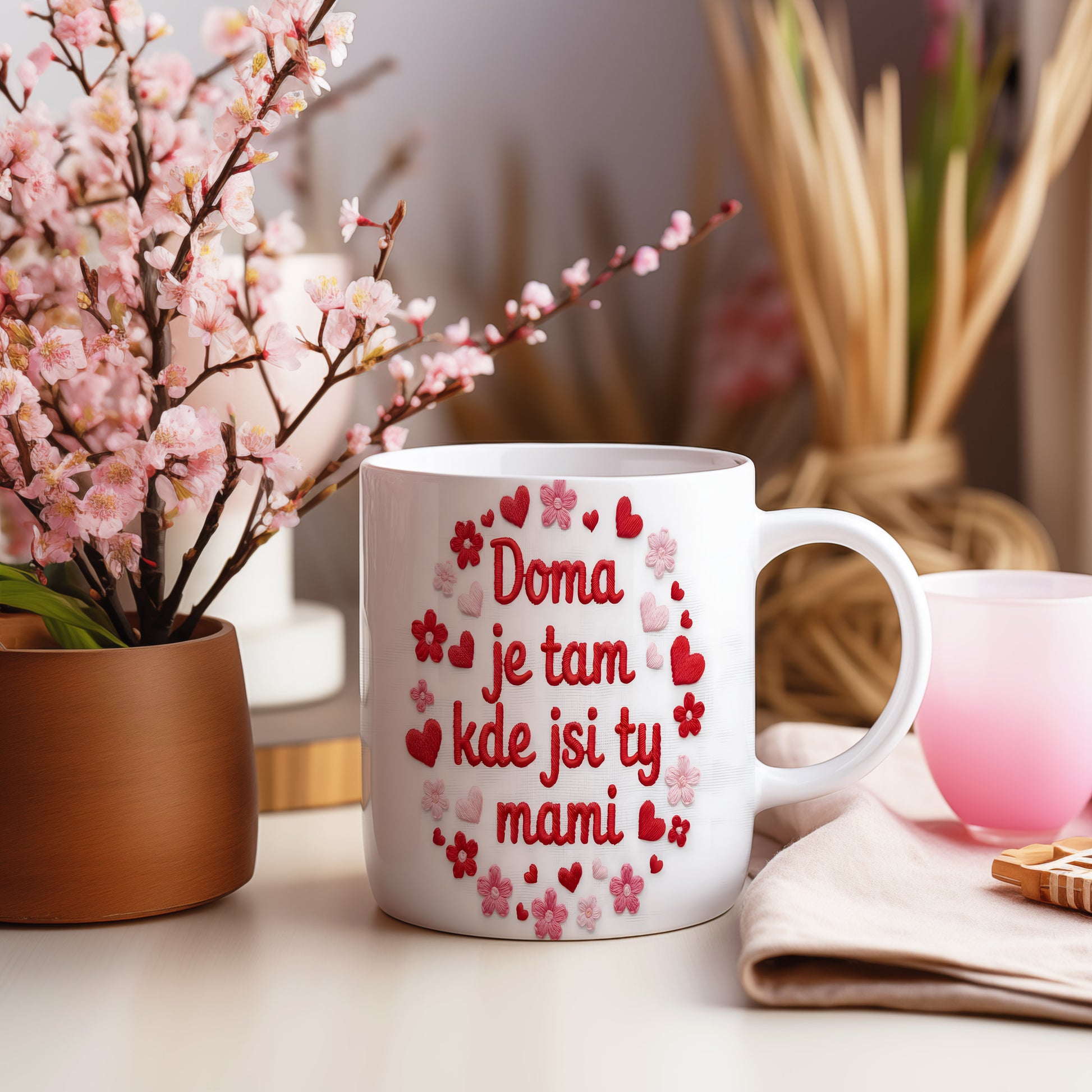 Hrnek Doma je tam kde jsi ty mami – romantická srdíčka a květiny v červené a růžové – varianta 55