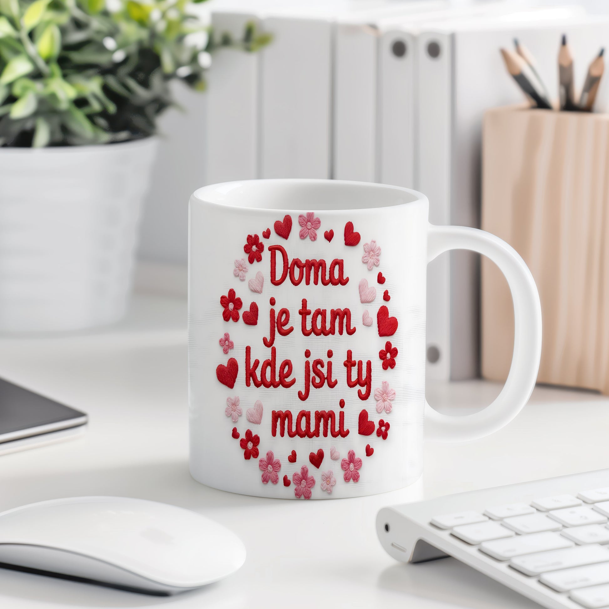 Hrnek Doma je tam kde jsi ty mami – romantická srdíčka a květiny v červené a růžové – varianta 77