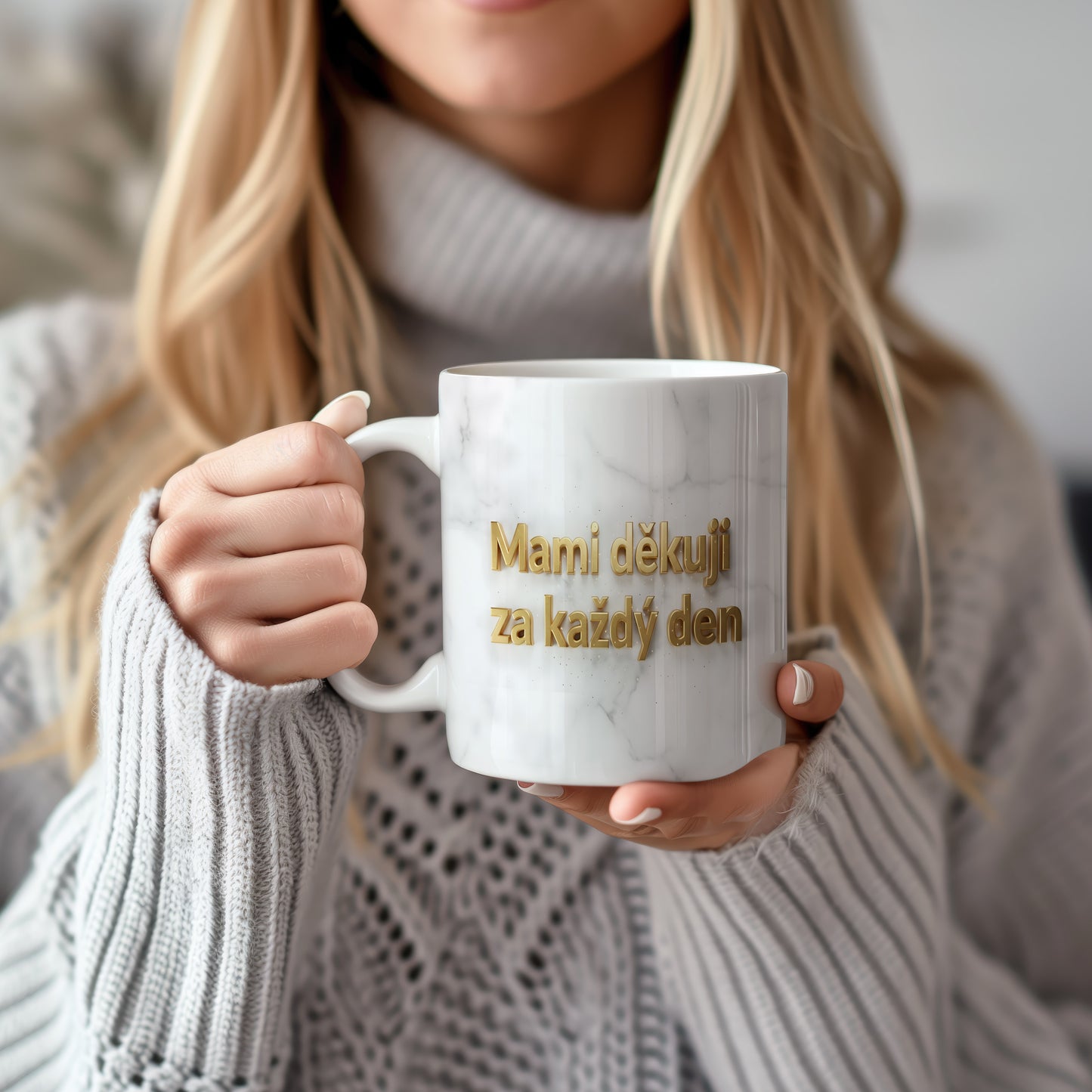 Hrnek Mami děkuji za každý den – zlatá typografie na mramorovém pozadí – varianta 22