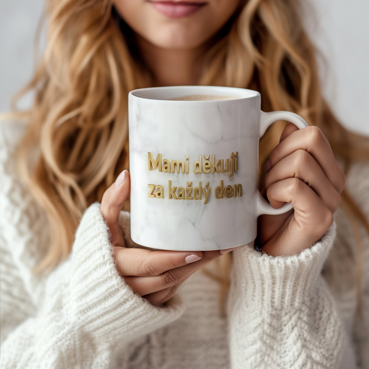 Hrnek Mami děkuji za každý den – zlatá typografie na mramorovém pozadí – varianta 66