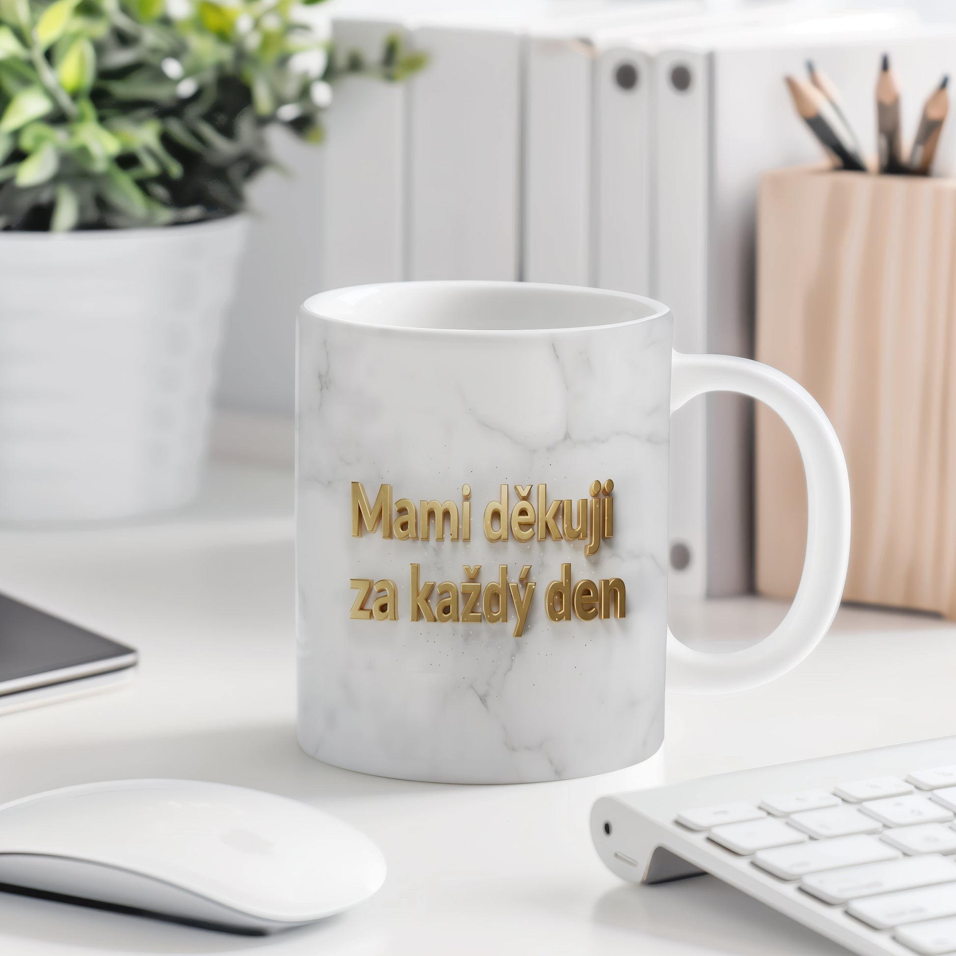 Hrnek Mami děkuji za každý den – zlatá typografie na mramorovém pozadí – varianta 77
