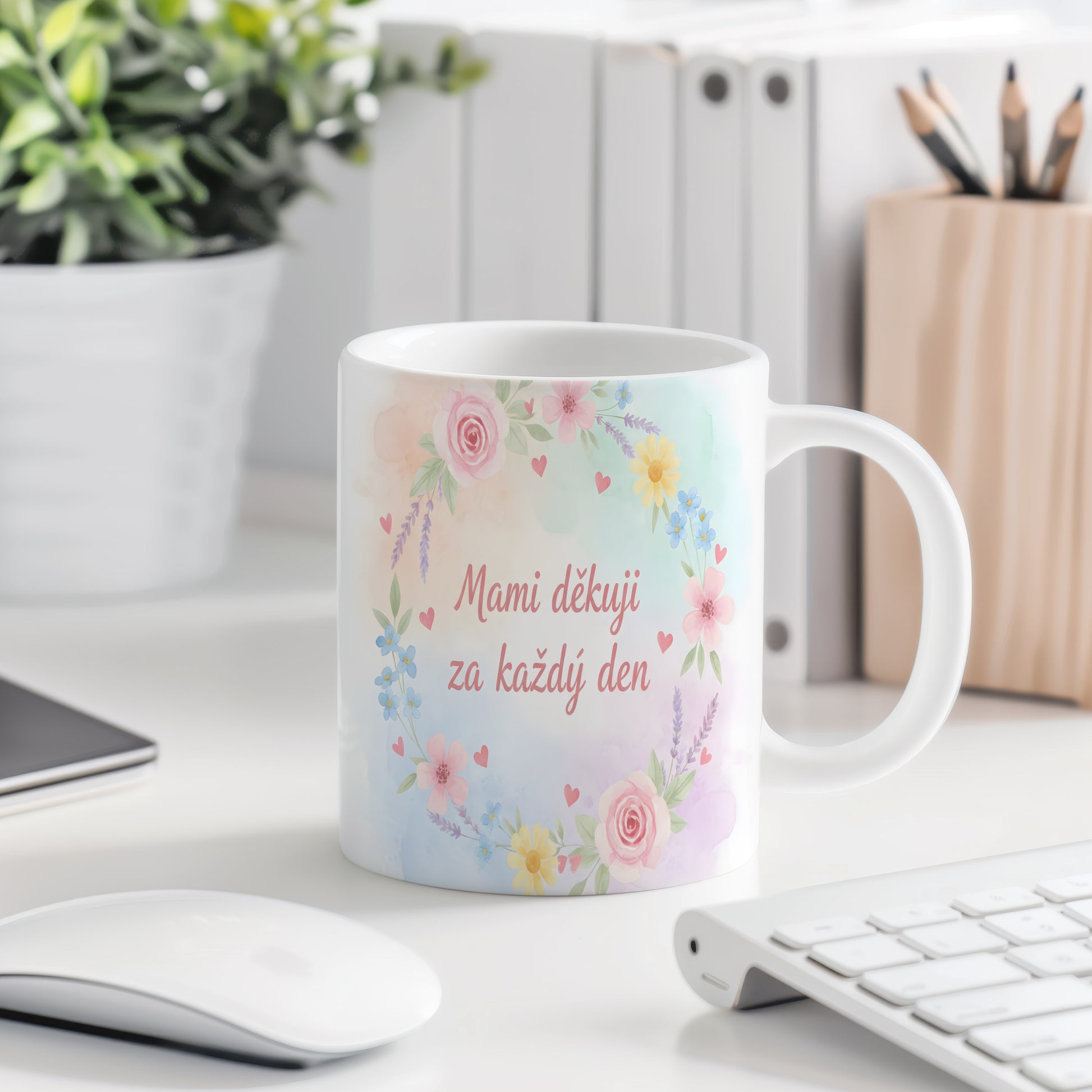 Hrnek Mami děkuji za každý den – květinový věnec na akvarelovém pozadí – varianta 77