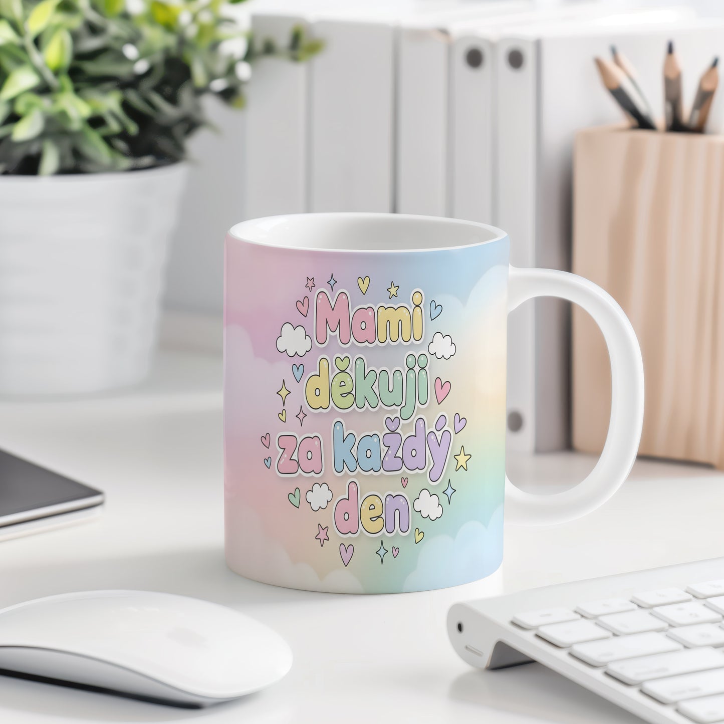 Hrnek Mami děkuji za každý den – pastelová srdíčka a obláčky na jemném gradientu – varianta 77