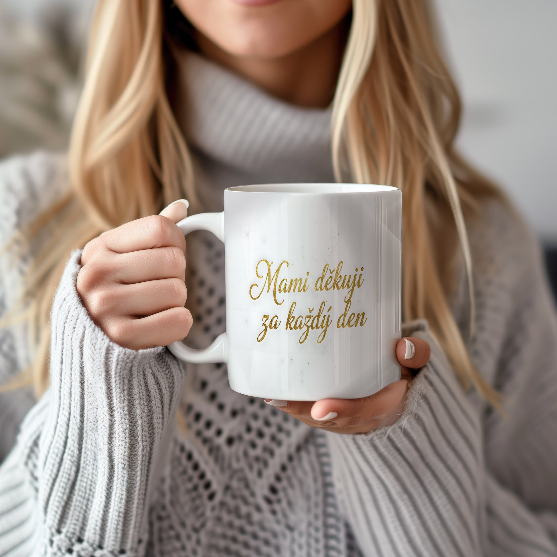 Hrnek Mami děkuji za každý den – zlaté písmo na mramorovém pozadí – varianta 22