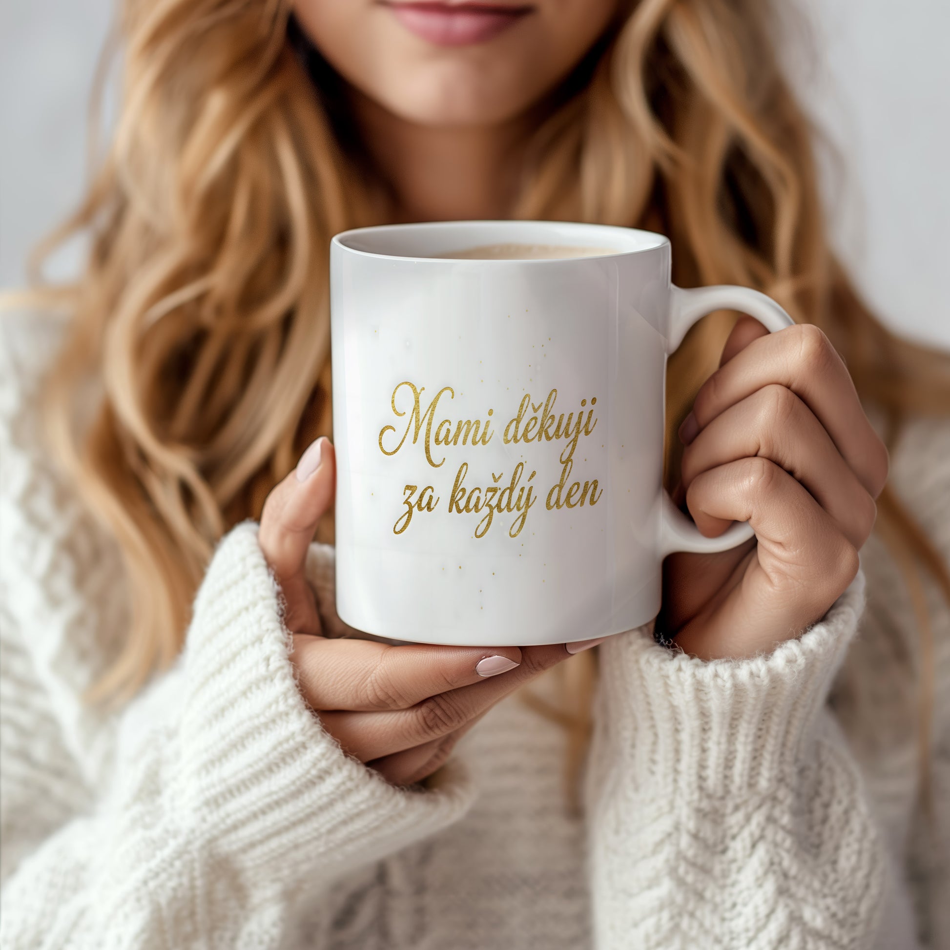Hrnek Mami děkuji za každý den – zlaté písmo na mramorovém pozadí – varianta 66