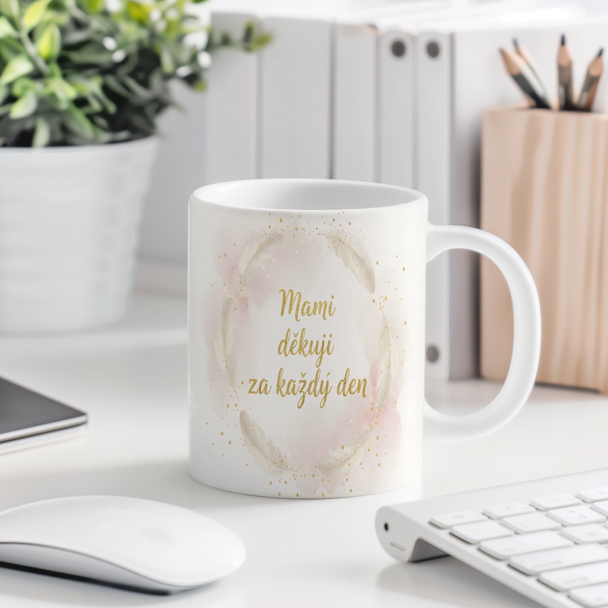 Hrnek Mami děkuji za každý den – jemná pírka na akvarelovém pozadí – varianta 77