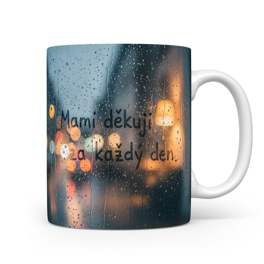 Hrnek Mami děkuji za každý den – rozmazaná světla města na deštivém pozadí – varianta 11