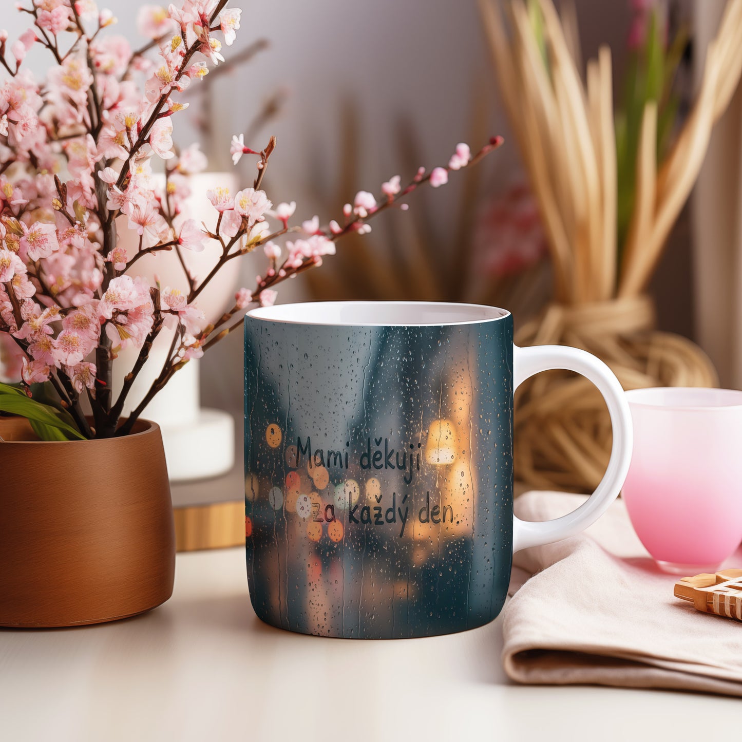 Hrnek Mami děkuji za každý den – rozmazaná světla města na deštivém pozadí – varianta 55