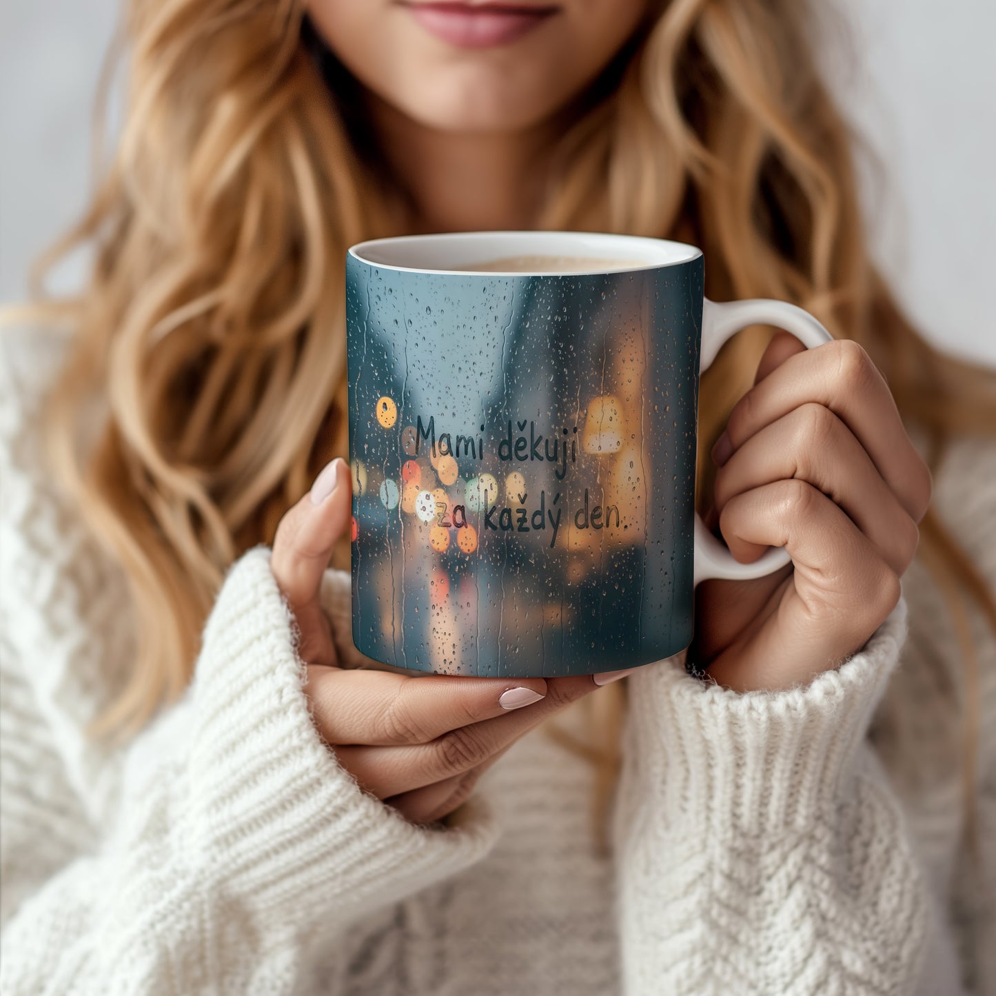 Hrnek Mami děkuji za každý den – rozmazaná světla města na deštivém pozadí – varianta 66