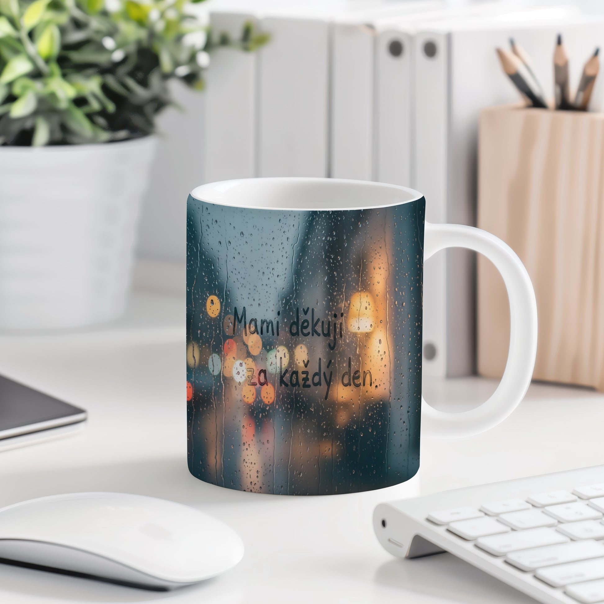 Hrnek Mami děkuji za každý den – rozmazaná světla města na deštivém pozadí – varianta 77