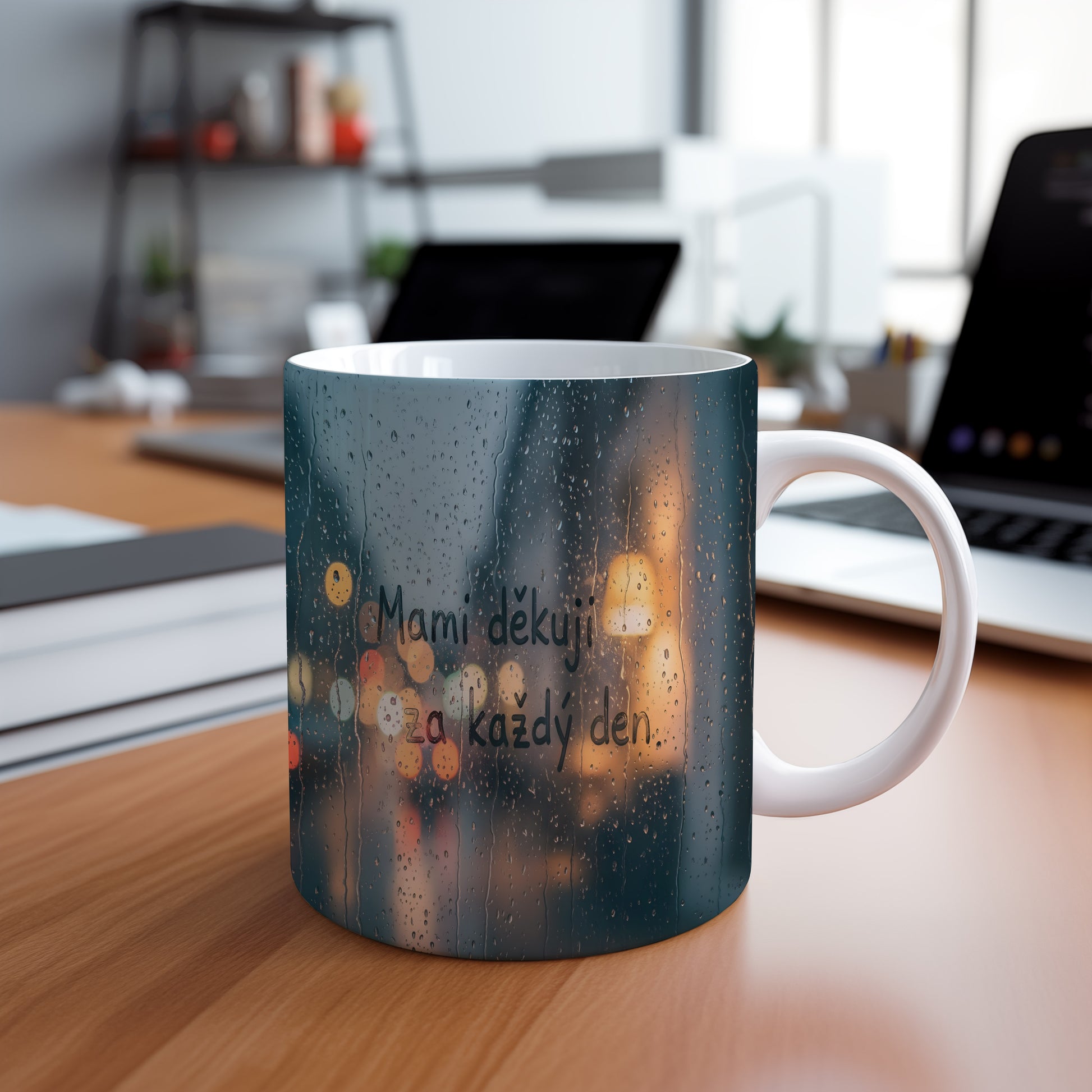 Hrnek Mami děkuji za každý den – rozmazaná světla města na deštivém pozadí – varianta 88