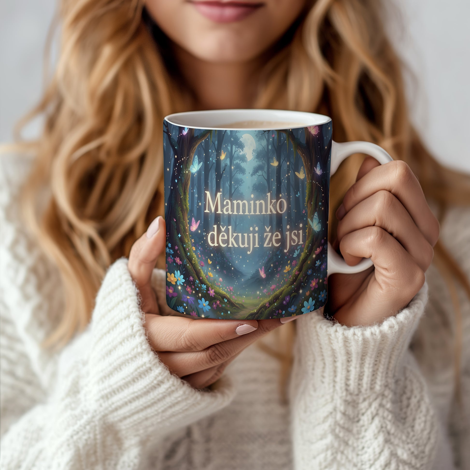 Hrnek Maminko děkuji že jsi – pohádková krajina s motýly a květinami pod měsíčním svitem – varianta 66