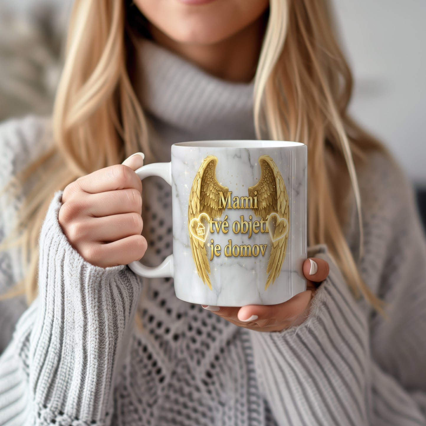 Hrnek Mami tvé objetí je domov – zlatá křídla na mramorovém pozadí – varianta 22
