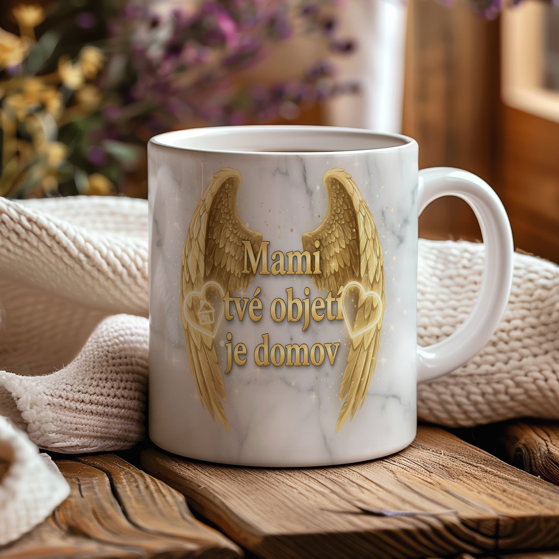 Hrnek Mami tvé objetí je domov – zlatá křídla na mramorovém pozadí – varianta 44