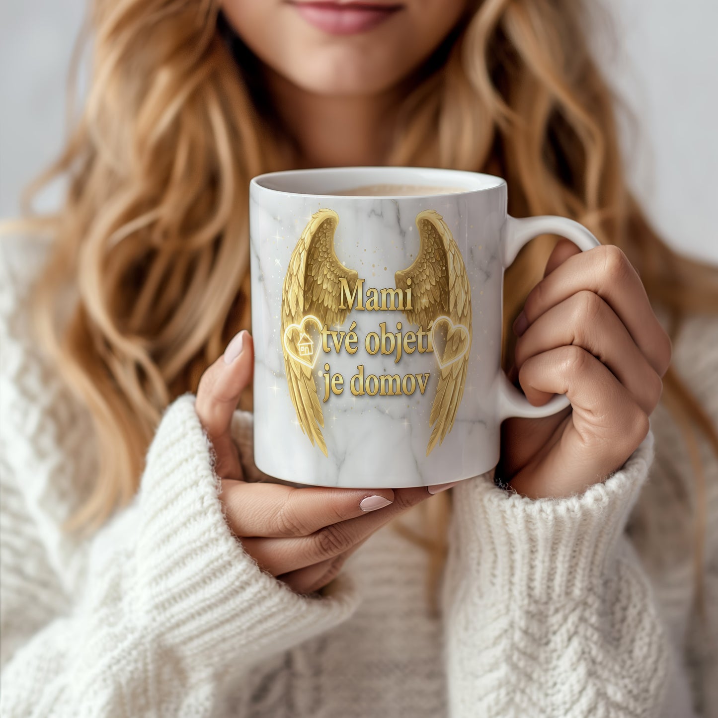 Hrnek Mami tvé objetí je domov – zlatá křídla na mramorovém pozadí – varianta 66