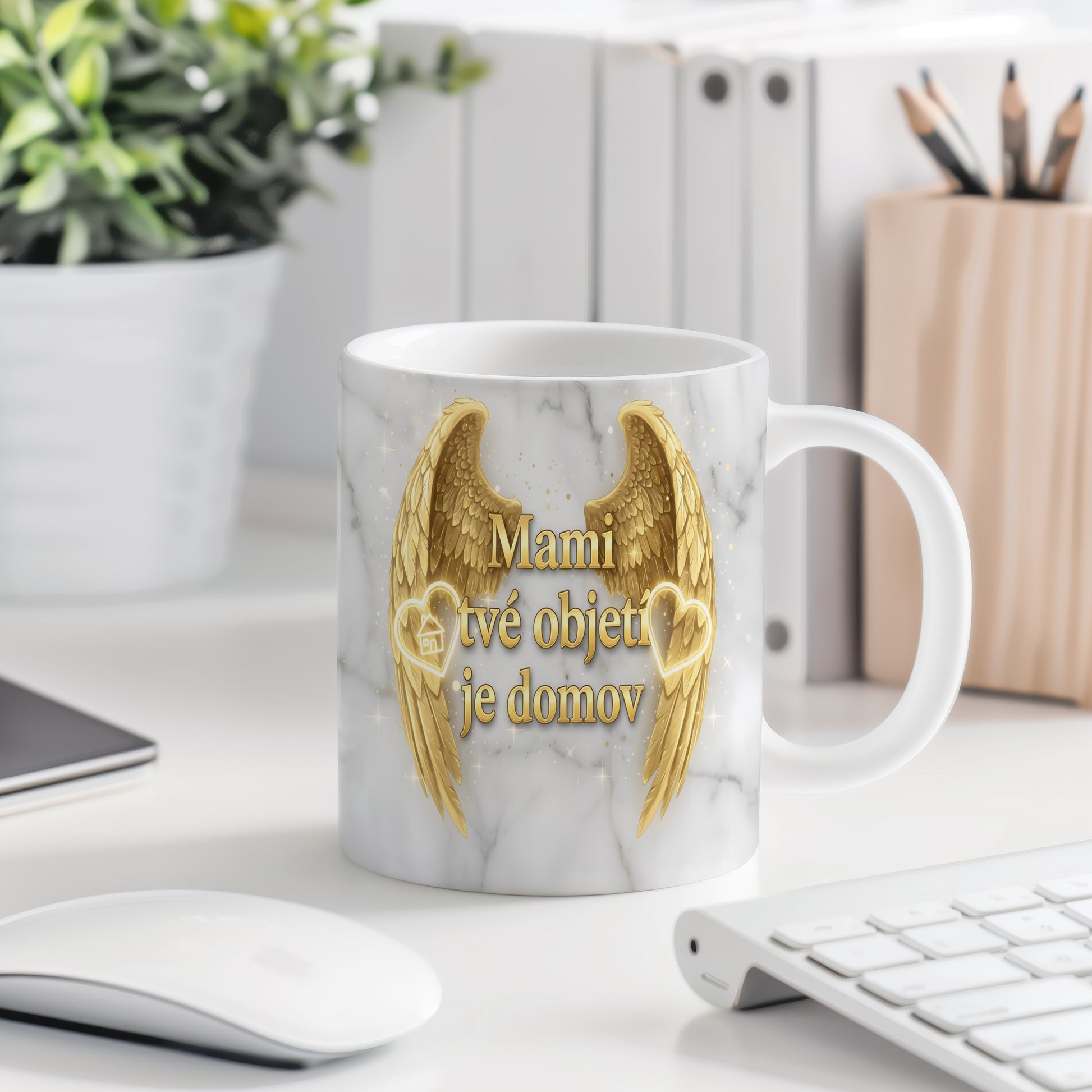 Hrnek Mami tvé objetí je domov – zlatá křídla na mramorovém pozadí – varianta 77