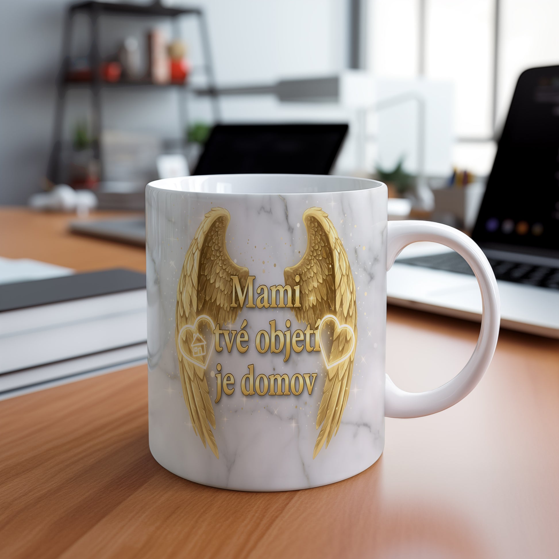 Hrnek Mami tvé objetí je domov – zlatá křídla na mramorovém pozadí – varianta 88