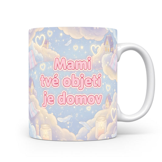 Hrnek Mami tvé objetí je domov – snové mraky a svítící srdce – varianta 11