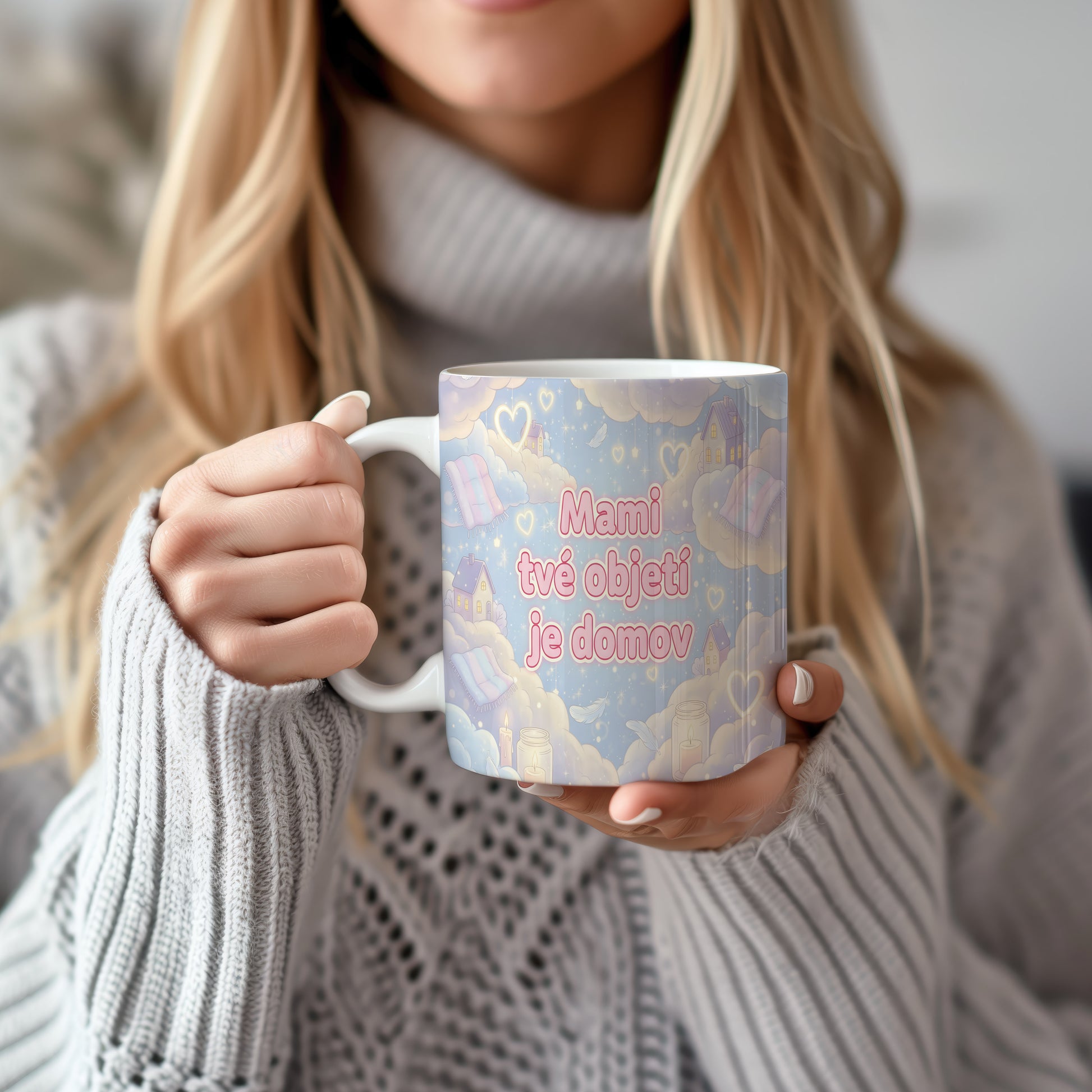 Hrnek Mami tvé objetí je domov – snové mraky a svítící srdce – varianta 22