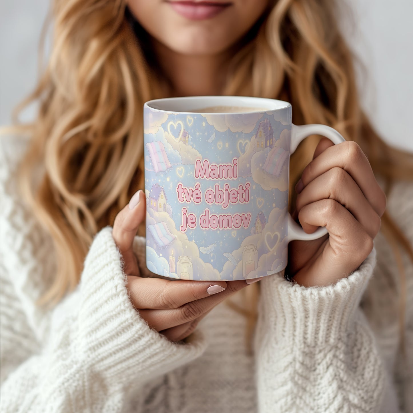 Hrnek Mami tvé objetí je domov – snové mraky a svítící srdce – varianta 66