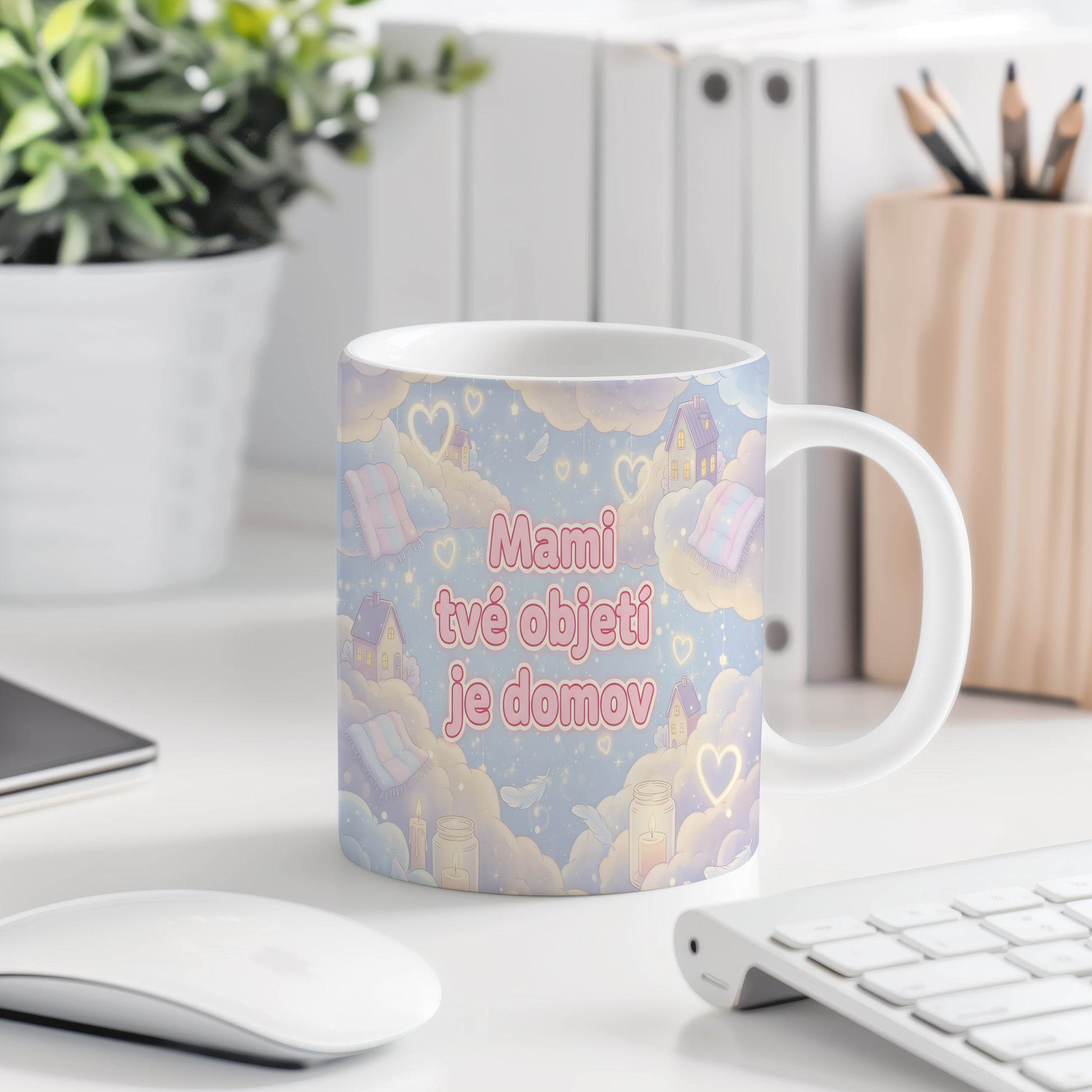 Hrnek Mami tvé objetí je domov – snové mraky a svítící srdce – varianta 77