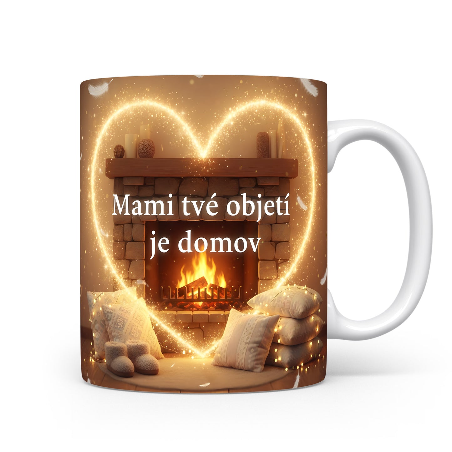 Hrnek Mami tvé objetí je domov – zlaté srdce na kamenném krbu – varianta 11