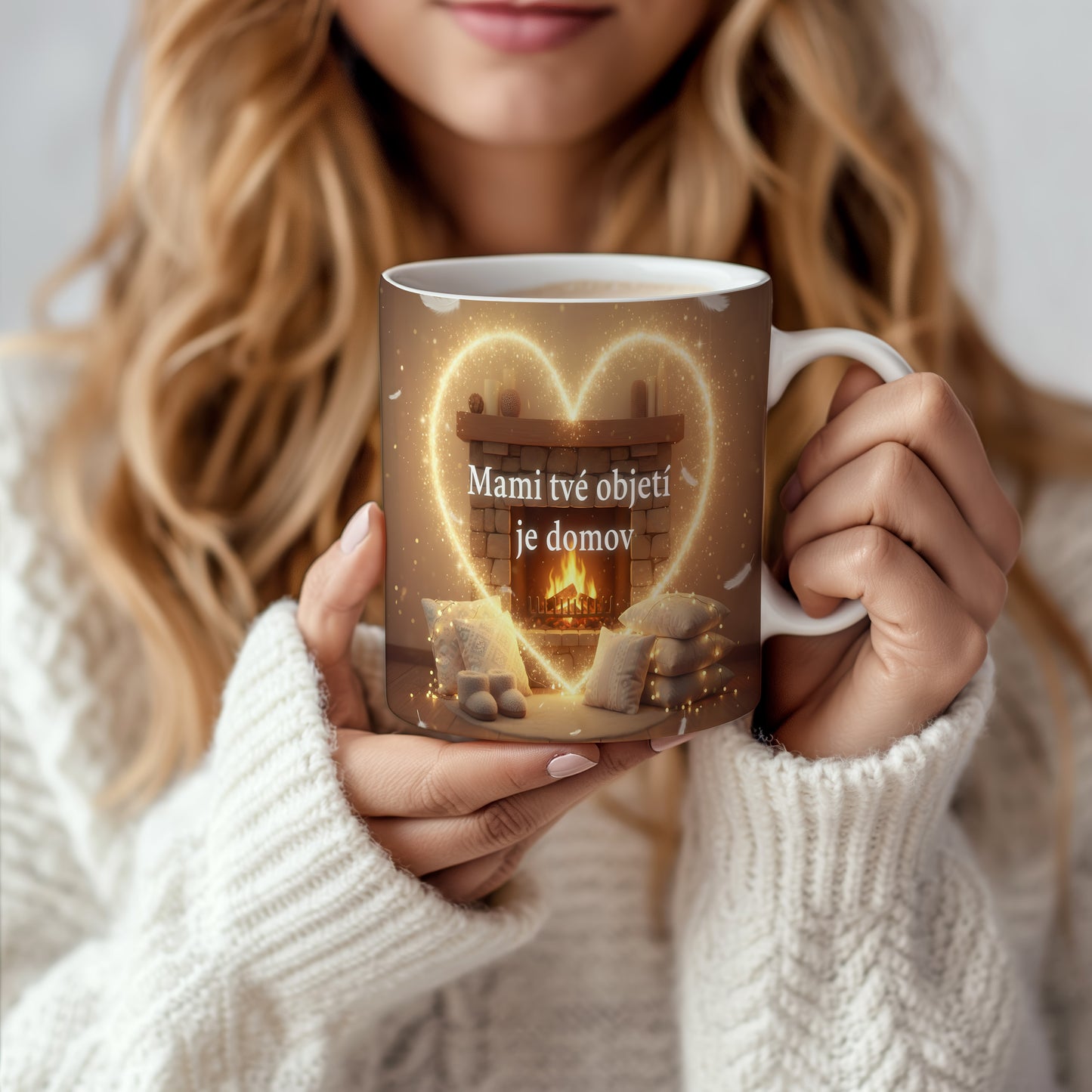Hrnek Mami tvé objetí je domov – zlaté srdce na kamenném krbu – varianta 66