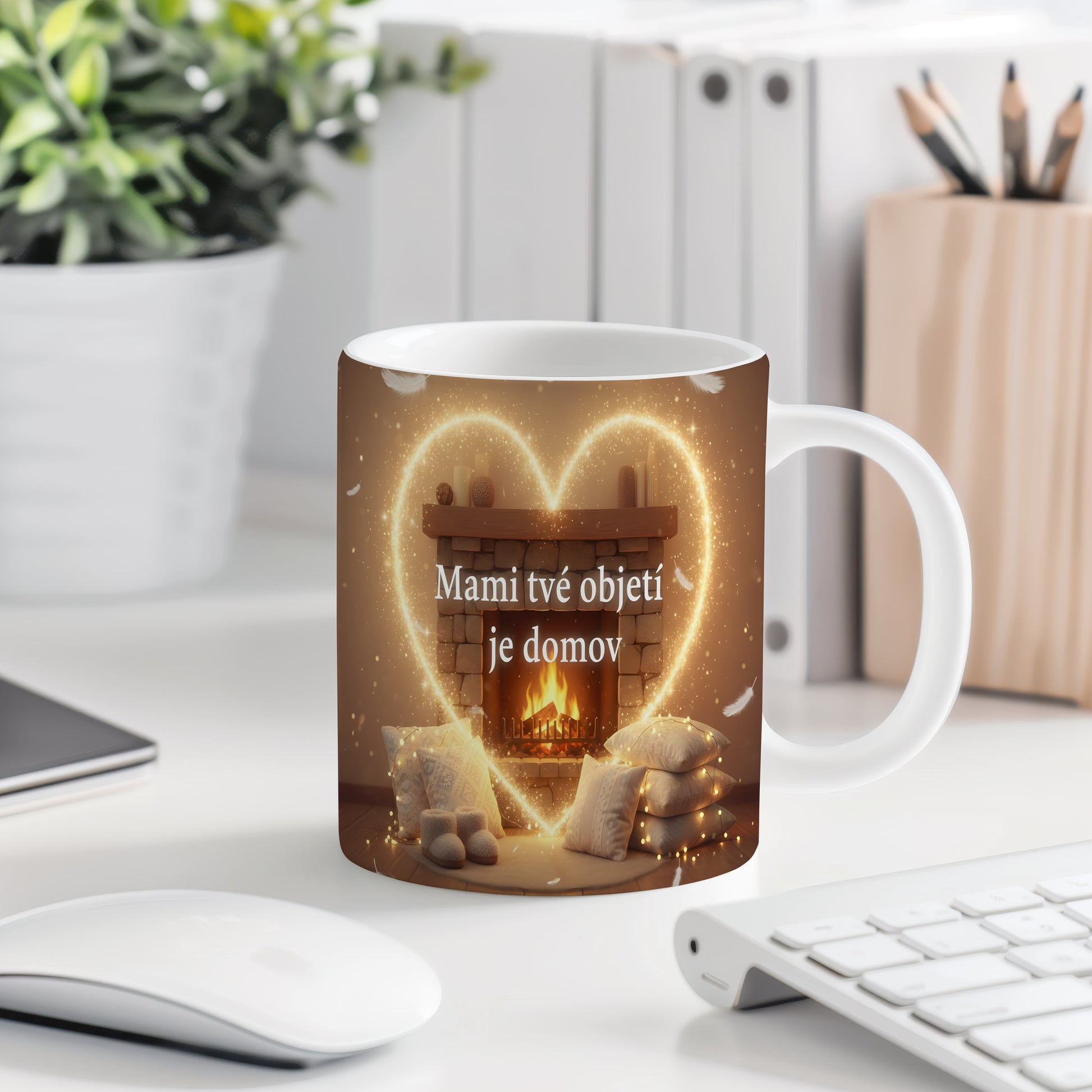 Hrnek Mami tvé objetí je domov – zlaté srdce na kamenném krbu – varianta 77