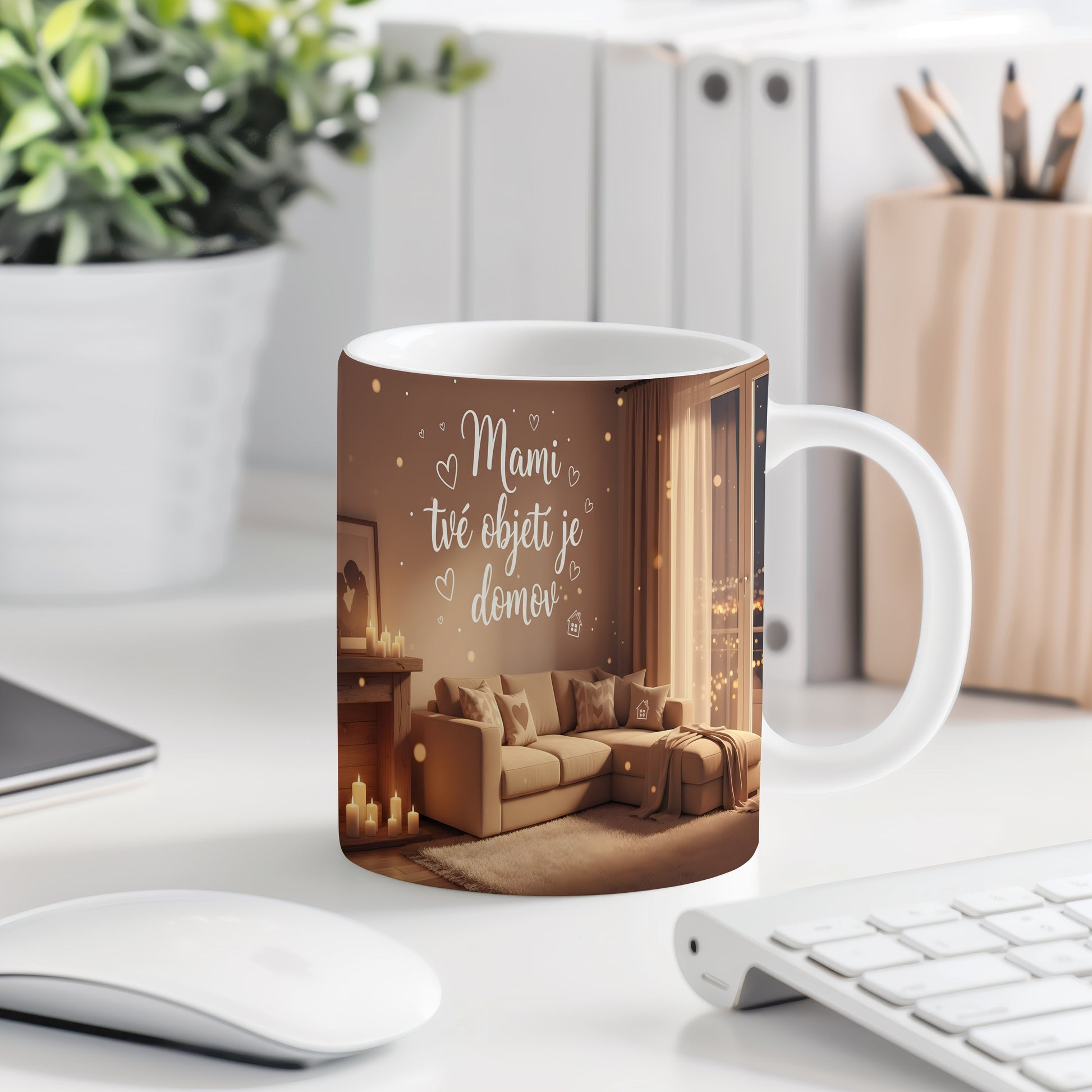 Hrnek Mami tvé objetí je domov – útulný interiér se svíčkami – varianta 77