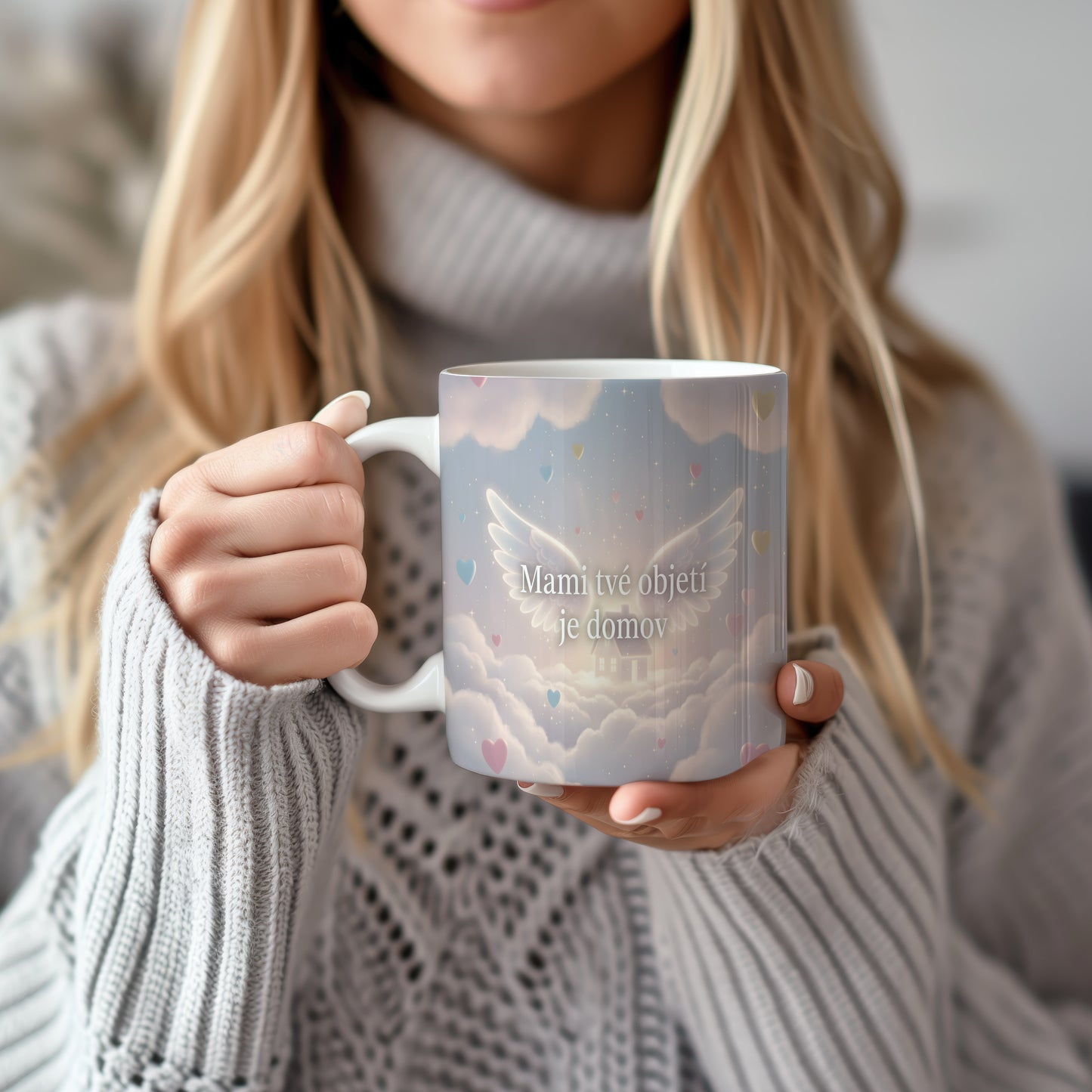 Hrnek Mami tvé objetí je domov – snová oblaka a jemná křídla – varianta 22