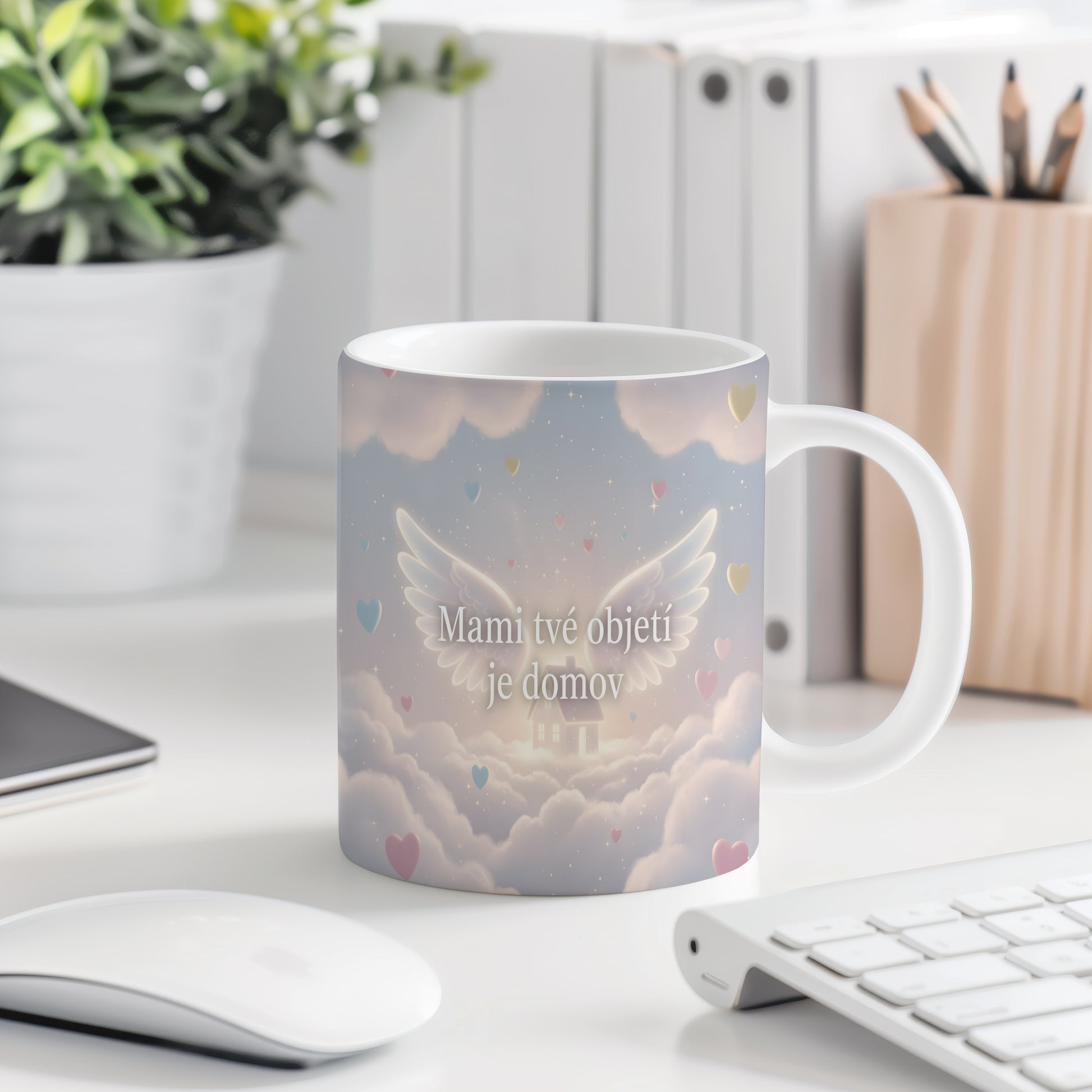 Hrnek Mami tvé objetí je domov – snová oblaka a jemná křídla – varianta 77