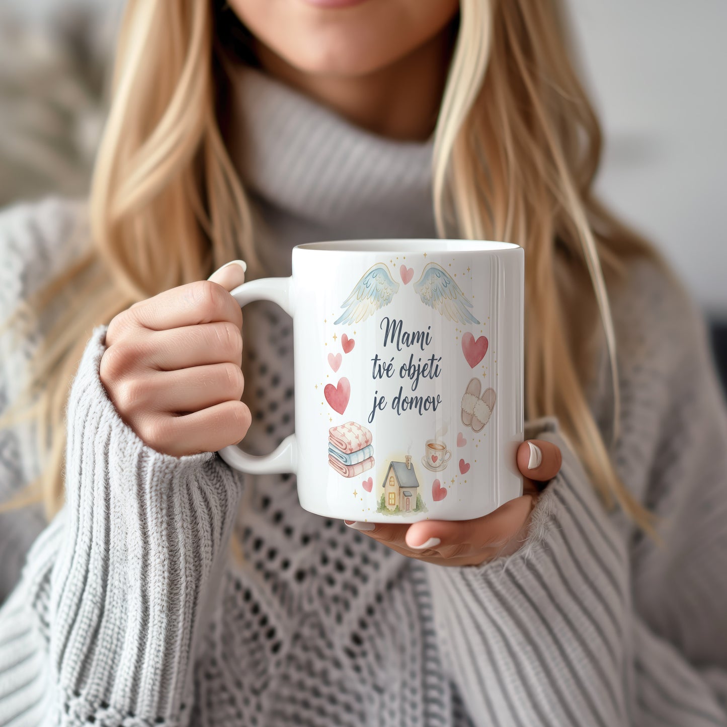 Hrnek Mami tvé objetí je domov – andělská křídla a srdce v pastelových barvách – varianta 22