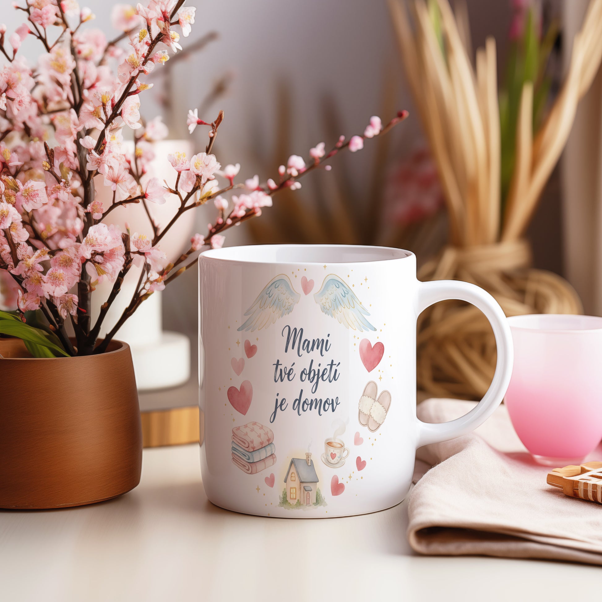 Hrnek Mami tvé objetí je domov – andělská křídla a srdce v pastelových barvách – varianta 55