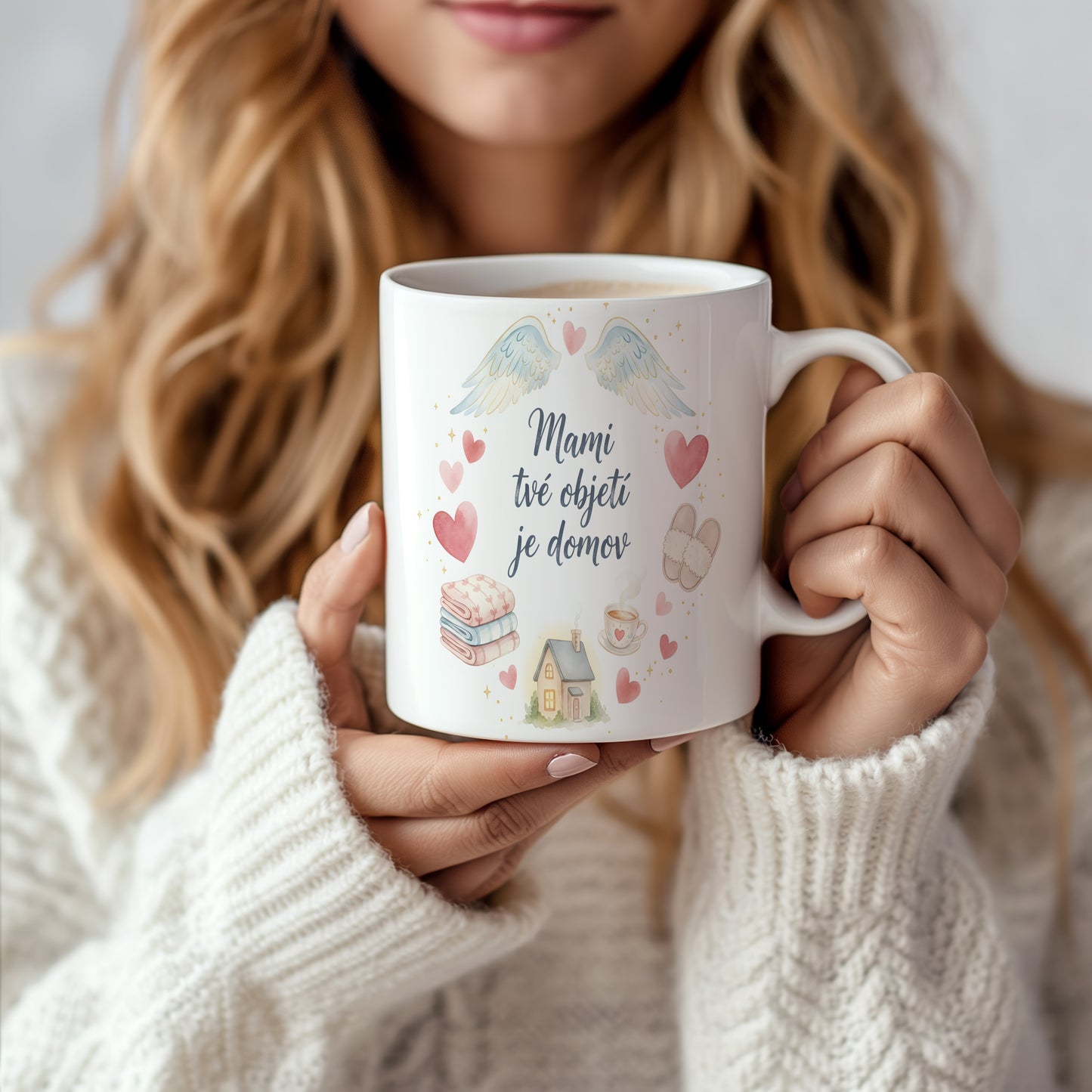 Hrnek Mami tvé objetí je domov – andělská křídla a srdce v pastelových barvách – varianta 66