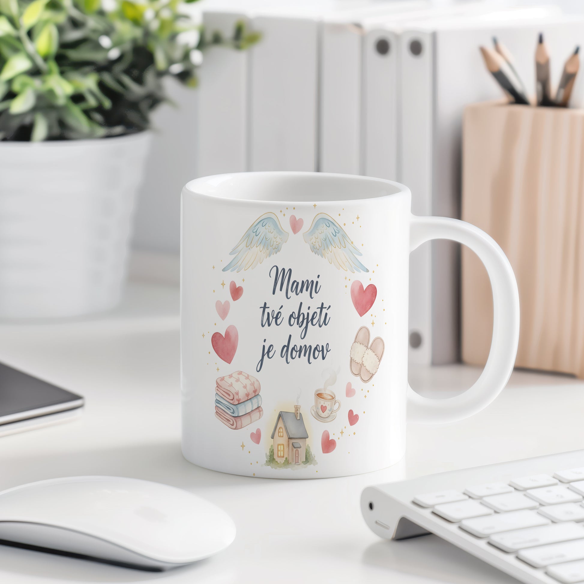 Hrnek Mami tvé objetí je domov – andělská křídla a srdce v pastelových barvách – varianta 77